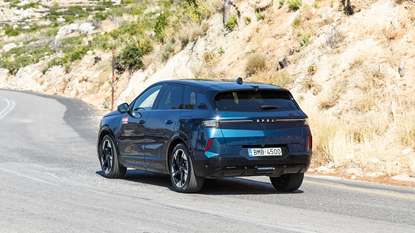 Ανασχεδιασμένος αεροδυναμικός διαχύτης στο πίσω μέρος για την ηλεκτρική έκδοση.