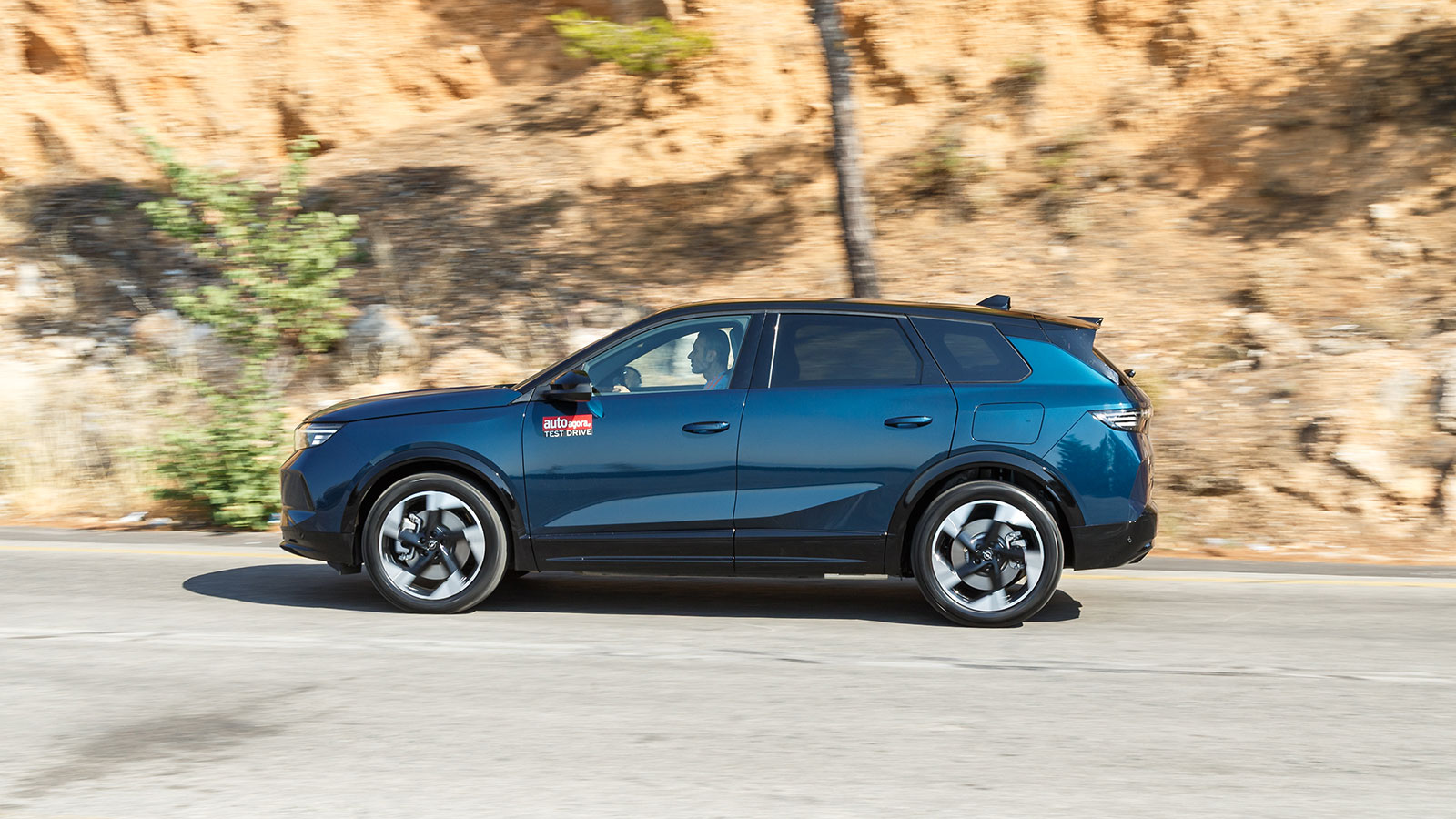 Καταφέρνει να διανύσει 425 χλμ. σε μεικτό κύκλο οδήγησης με μία πλήρη φόρτιση.