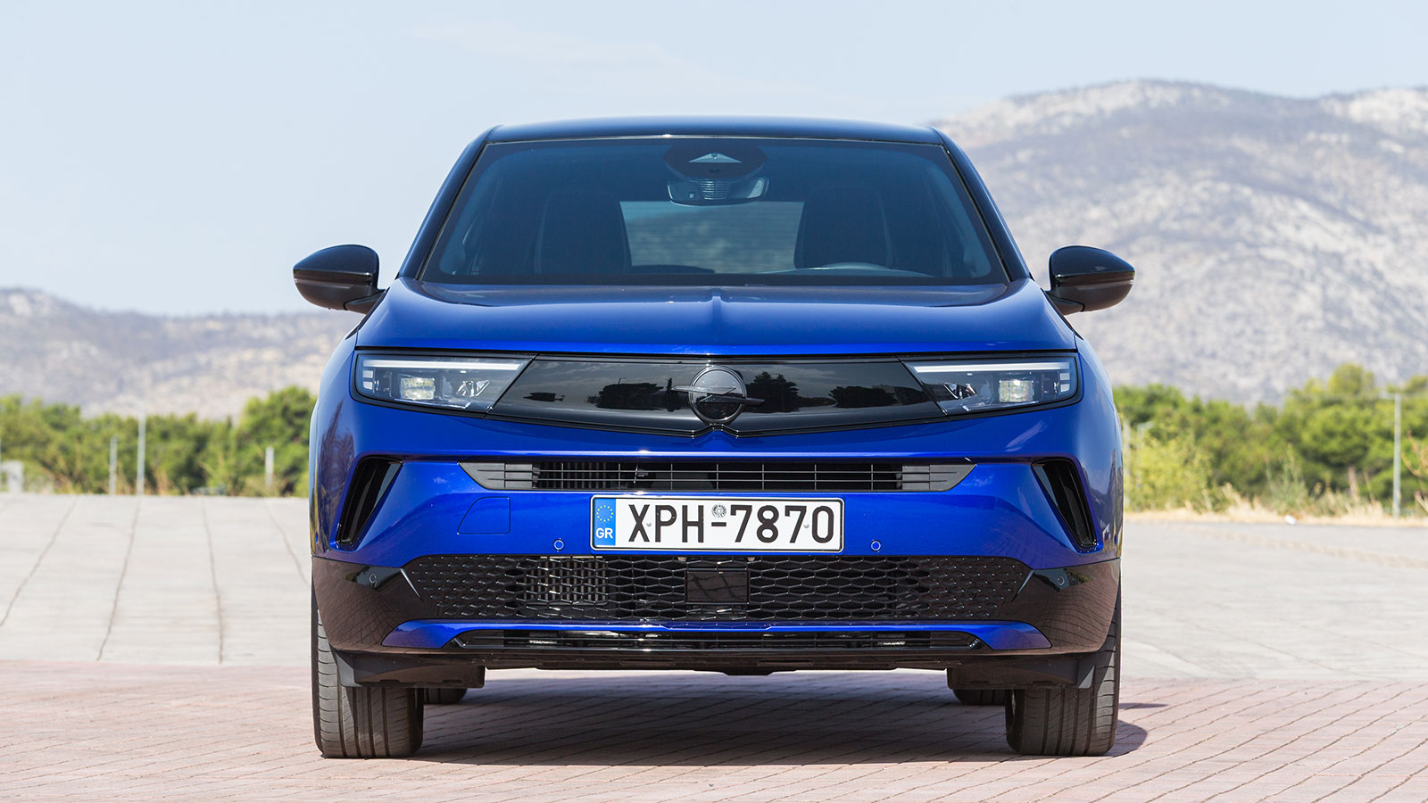 Το Opel Vizor ενσωματώνει τα ανασχεδιασμένα φωτιστικά σώματα LED και το νέο λογότυπο «Blitz» .