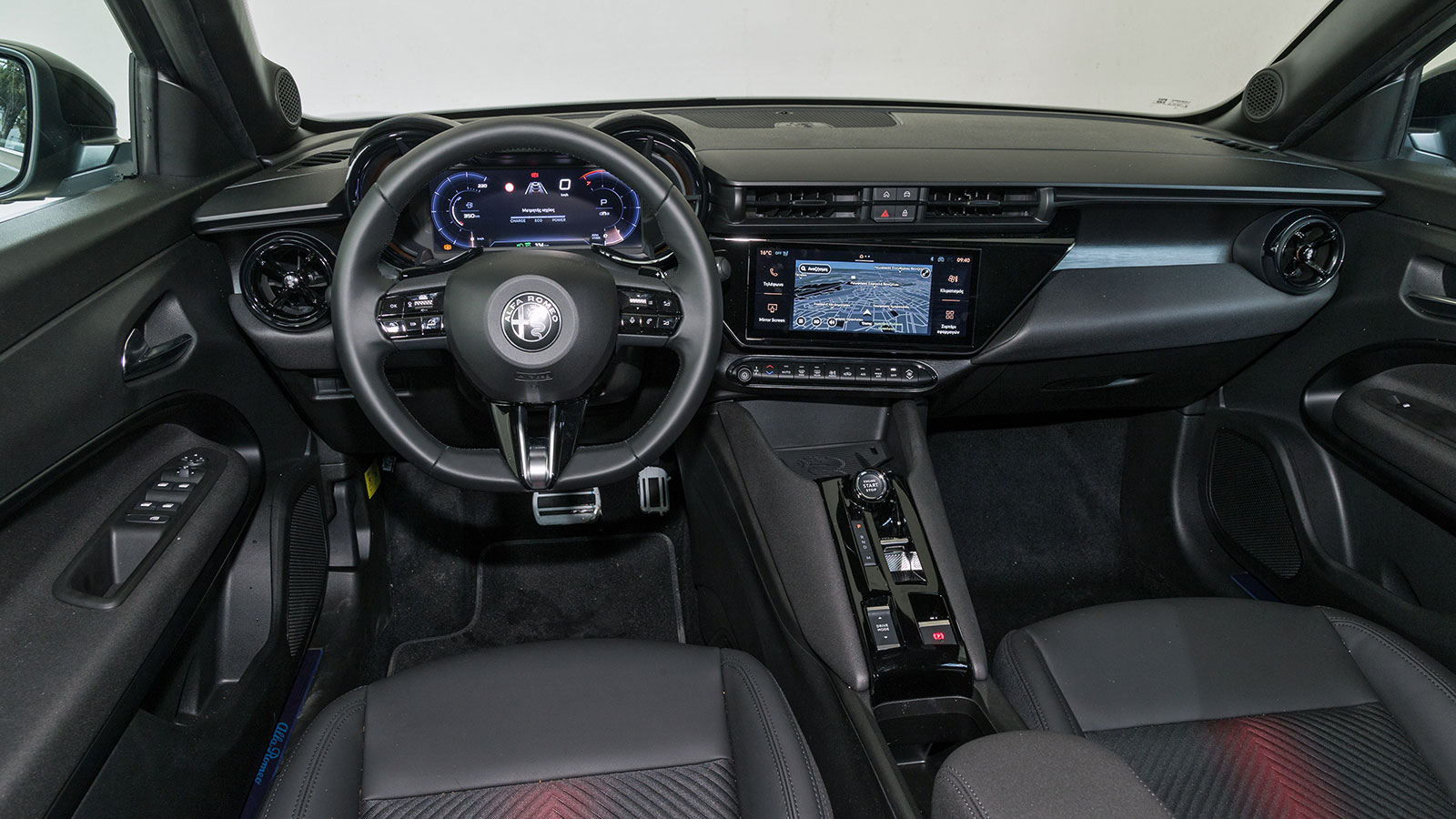 Alfa Romeo Junior VS Peugeot 2008. Ποιο ξεχωρίζει σε εξοπλισμό ασφάλειας και άνεσης.