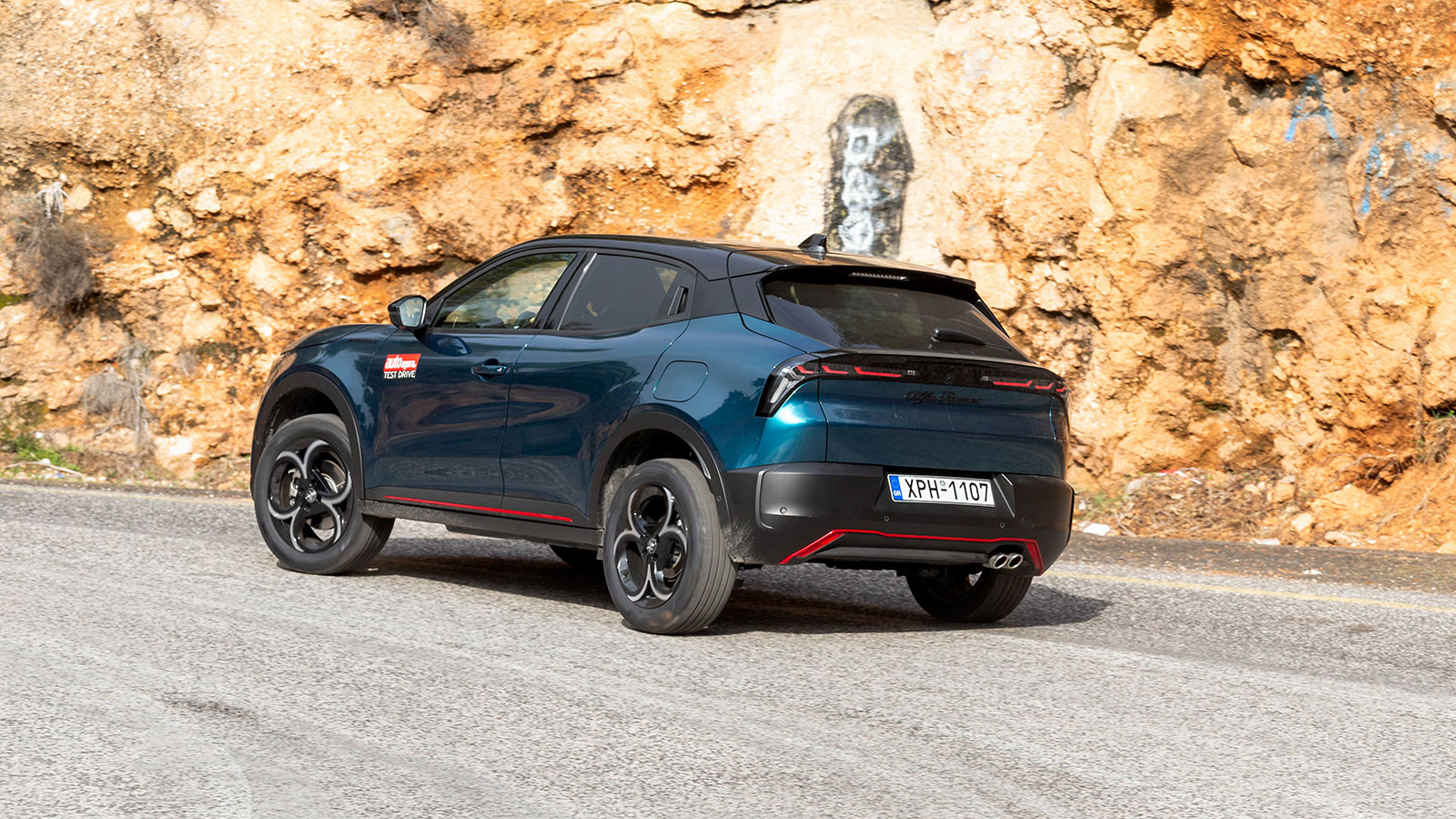 Peugeot 2008 Hybrid 145 PS VS Alfa Romeo Junior Ibrida 145 PS