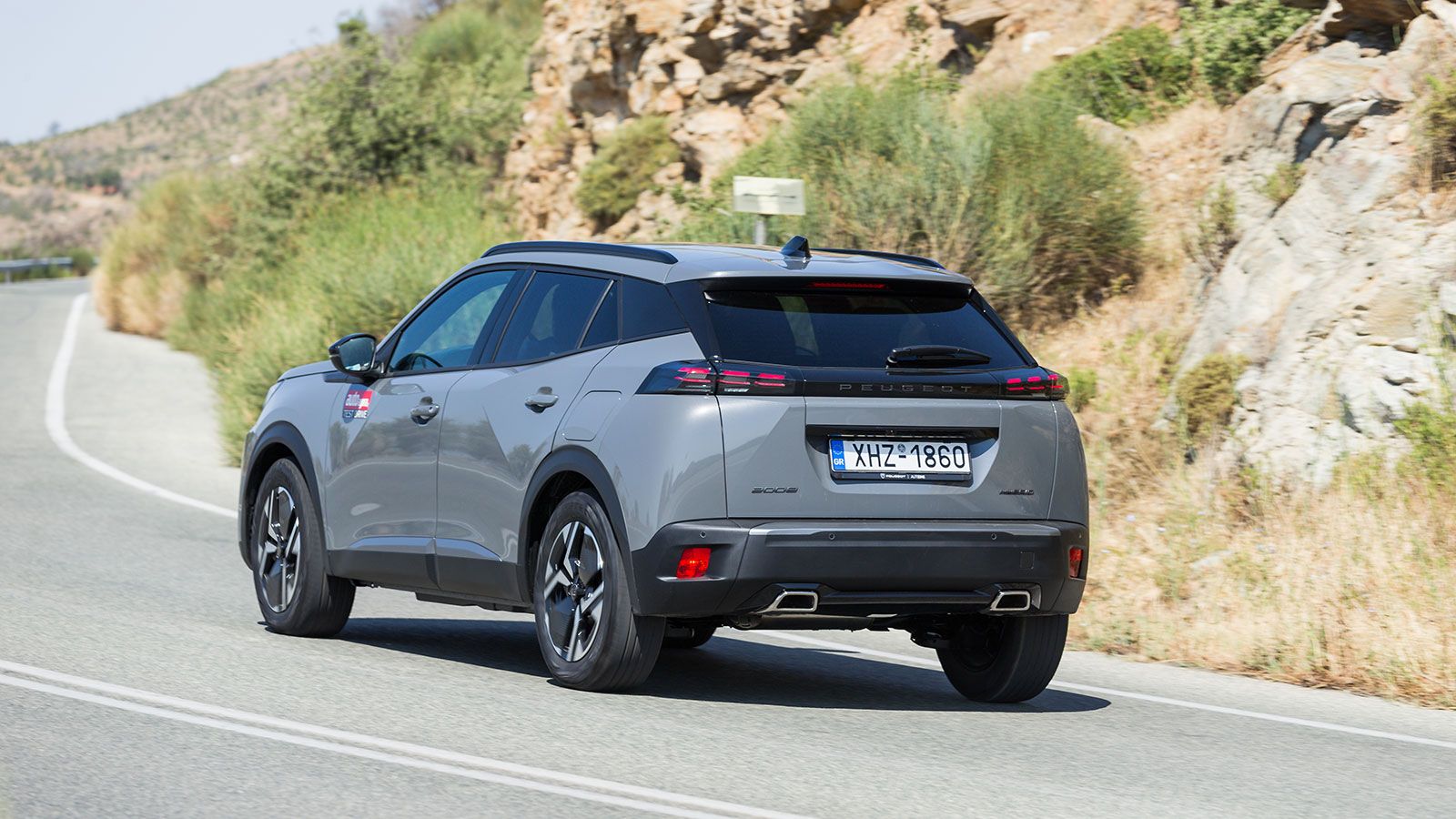 Peugeot 2008 Hybrid VS Jeep Renegade e-Hybrid