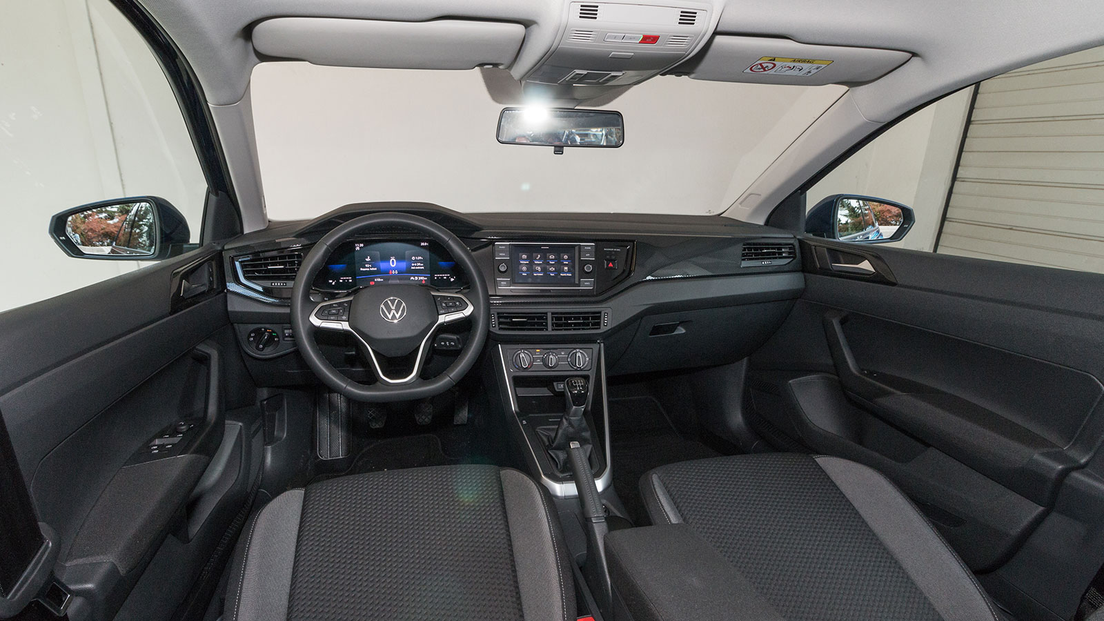 Peugeot 208 VS Volkswagen Polo. Ποιο ξεχωρίζει σε εξοπλισμό ασφάλειας και άνεσης.