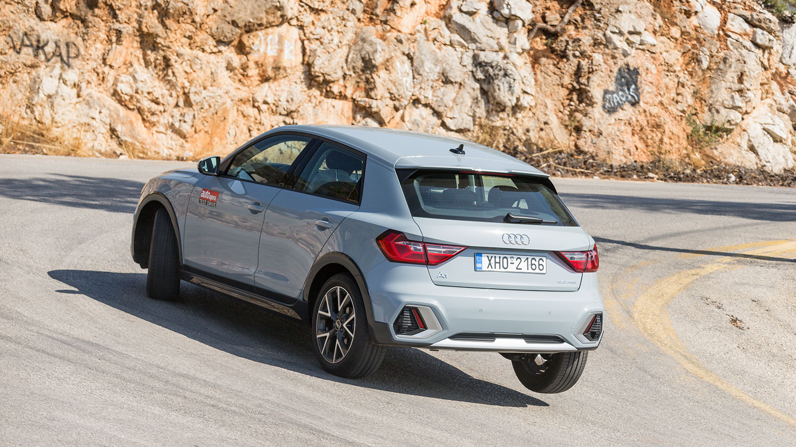 Peugeot 2008 Hybrid 145 PS VS Audi A1 allstreet 150 PS