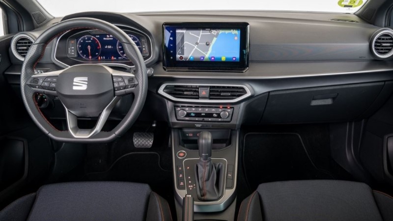 Το εσωτερικό του Seat Ibiza FR έχει «αναλογική» ατμόσφαιρα