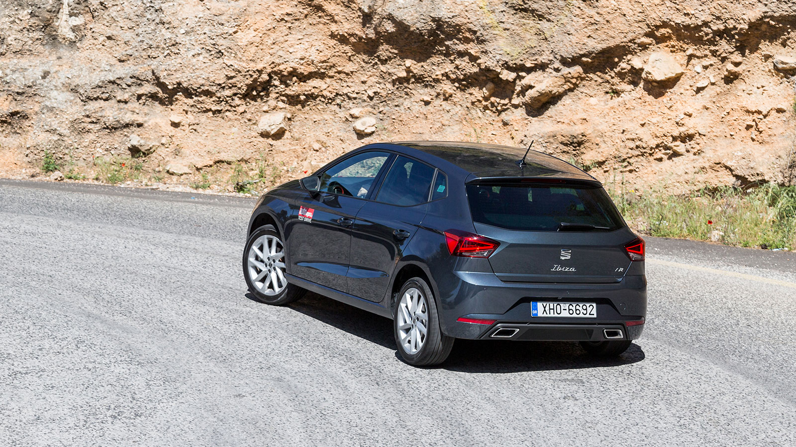 Στο πίσω μέρος, το όνομα «Ibiza» εμφανίζεται πλέον με ανάγλυφη γραφή στο κέντρο του πορτμπαγκάζ.