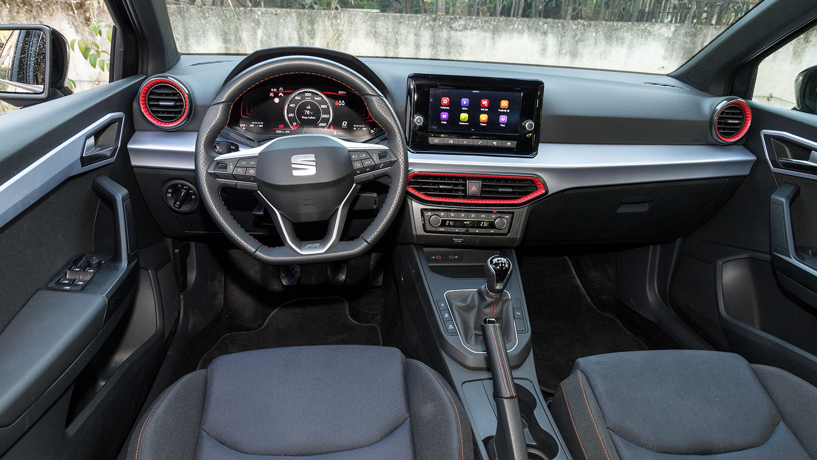 Seat Ibiza. Πόσο καλό είναι σε εξοπλισμό άνεσης και ασφάλειας.