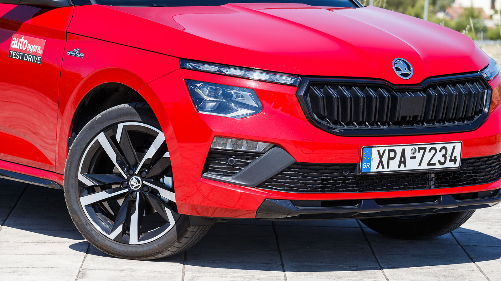 Νέες ζάντες αλουμινίου (17 ή 18) σε αποκλειστικά σχέδια για την κορυφαία έκδοση, με δίχρωμο ή μαύρο φινίρισμα.