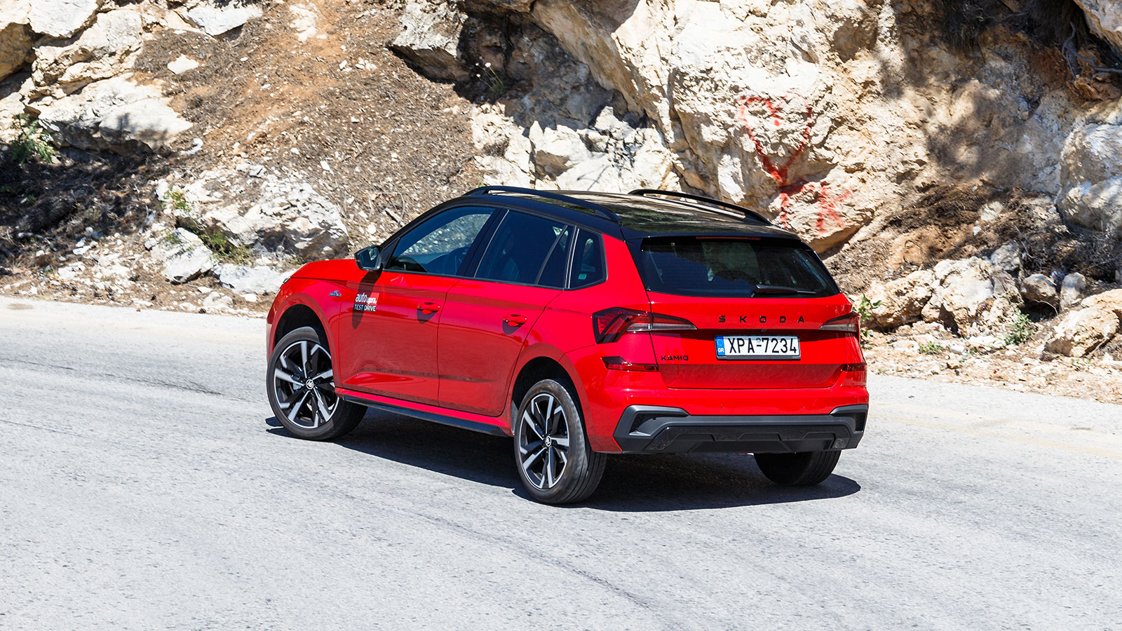 Στο πίσω μέρος, το λογότυπο της Skoda είναι μαύρο, δίνοντας μία πιο δυναμική αισθητική.