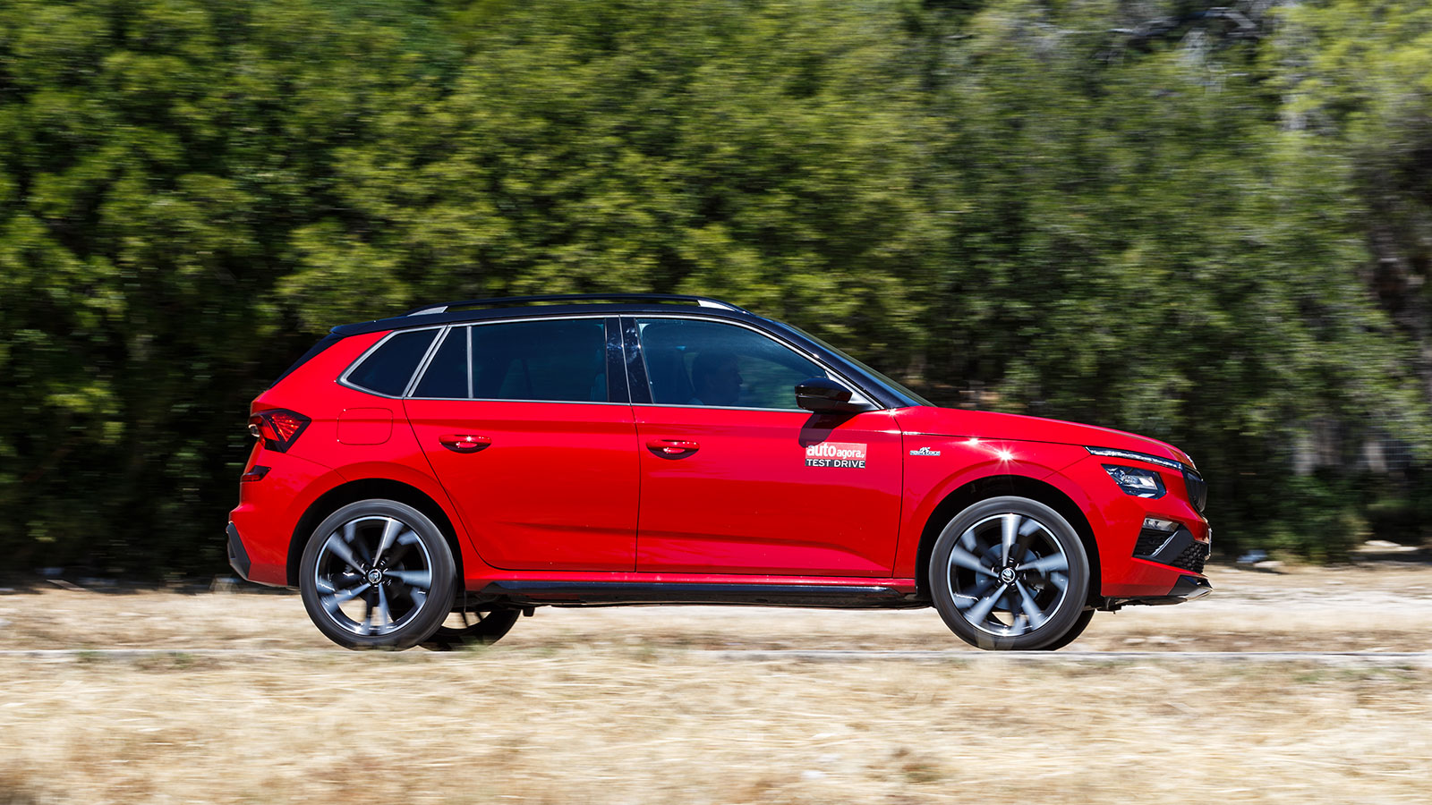 Η οροφή του Kamiq ντύνεται κι αυτή «στα μαύρα» για να δημιουργηθεί μία δυναμική αντίθεση.