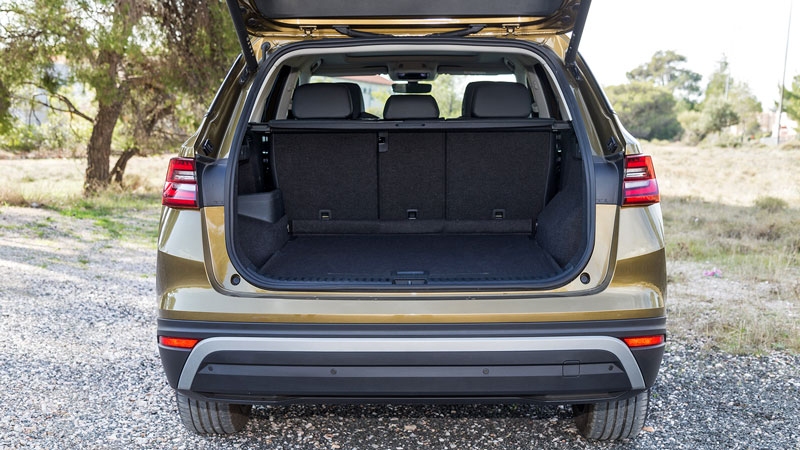 Εσωτερικό με αναβαθμισμένη ποιότητα συναρμογής και μεγάλους χώρους (πορτμπαγκάζ 910 λτ.)