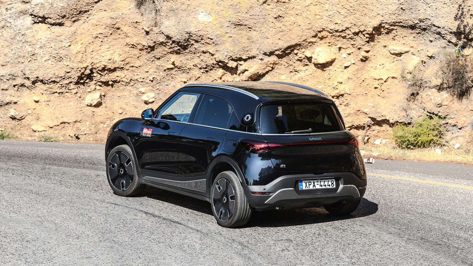 Όπως και στο μπροστινό μέρος, τα πίσω φώτα ενώνονται με μία επίσης φωτιζόμενη λωρίδα. 