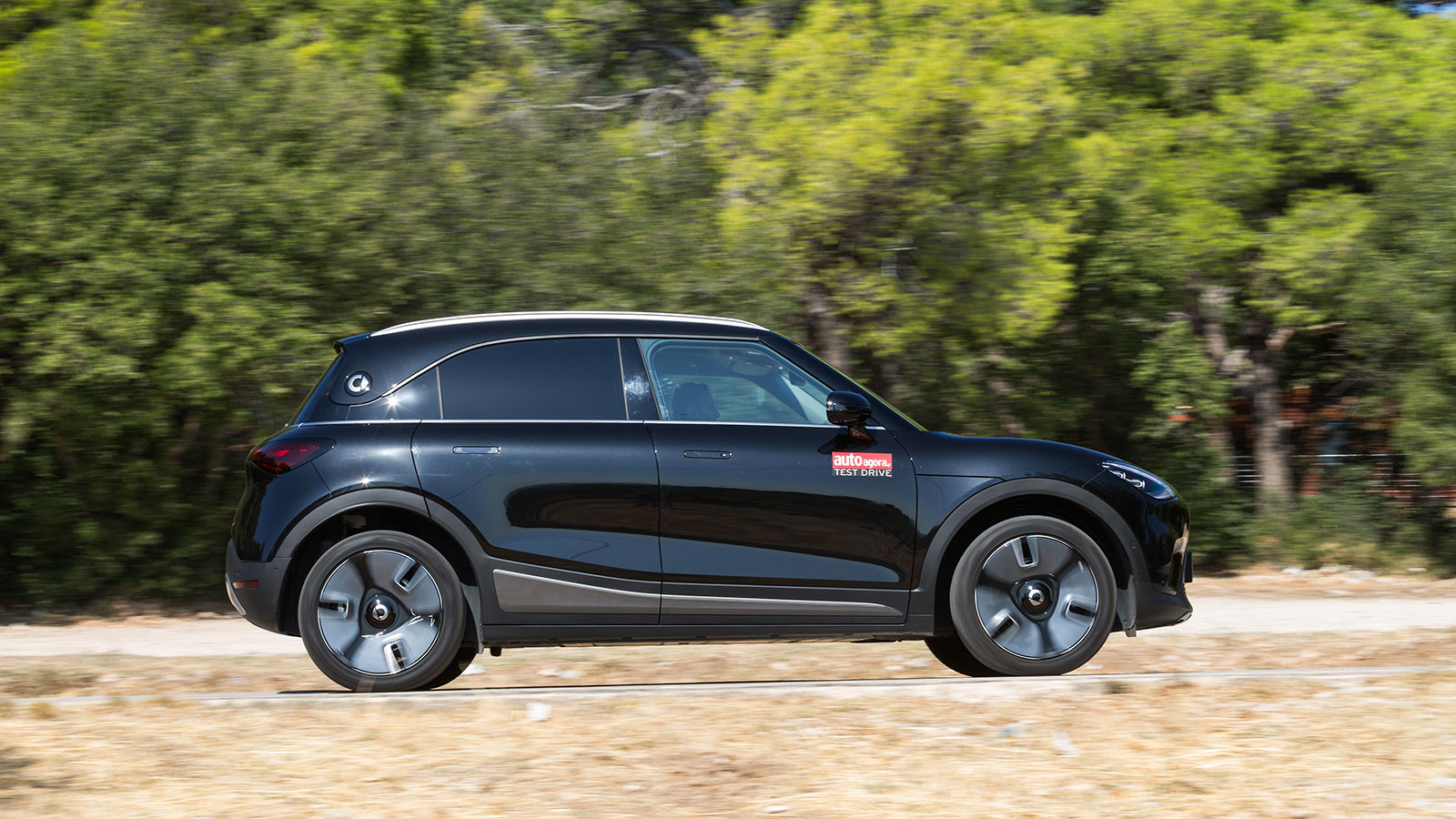 Οι ράγες της οροφής ενισχύουν τον SUV και «περιπετειώδη» χαρακτήρα του.