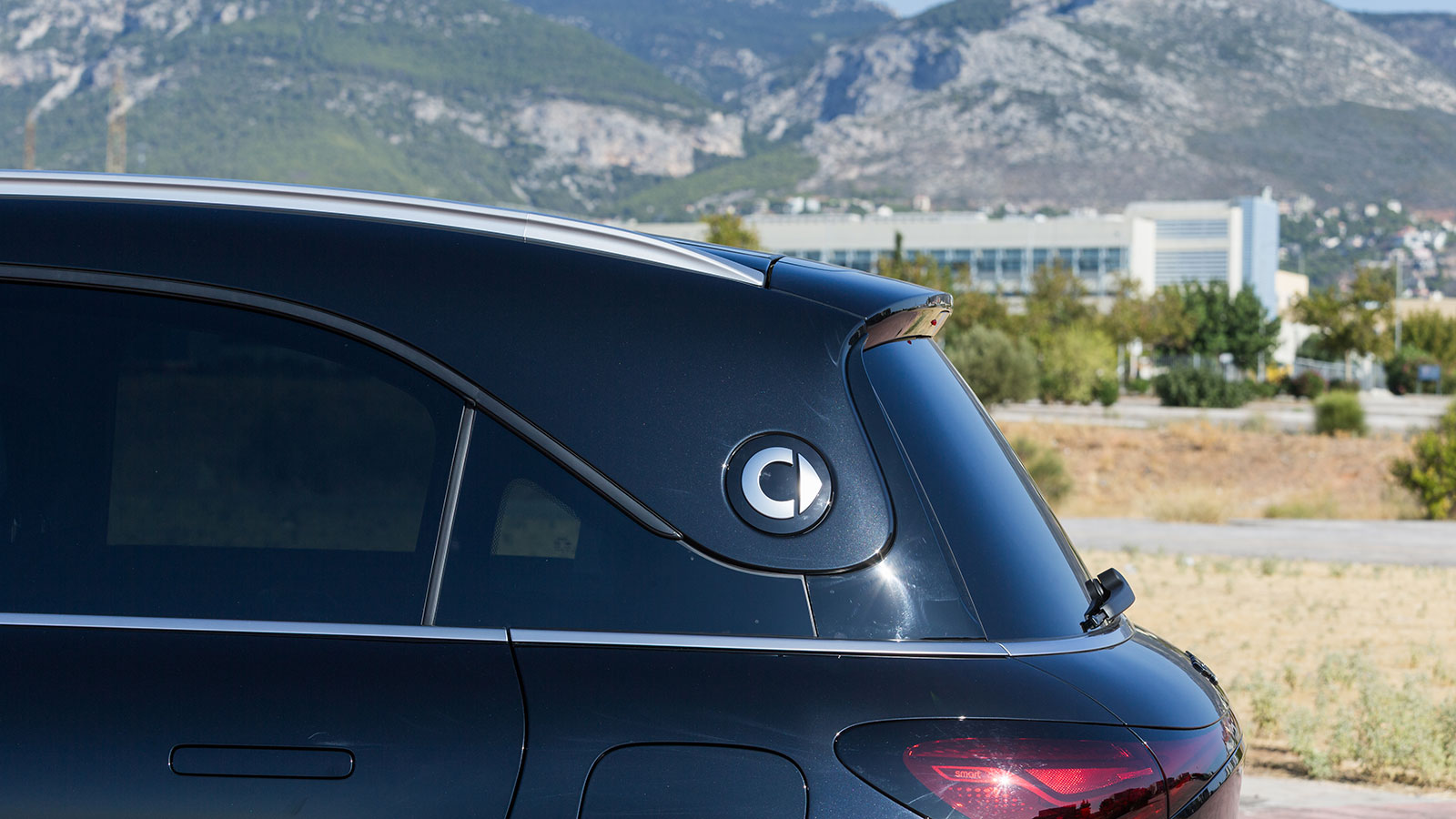 Το ευμέγεθες σήμα της smart έχει τοποθετηθεί στην κατάληξη της οροφής.