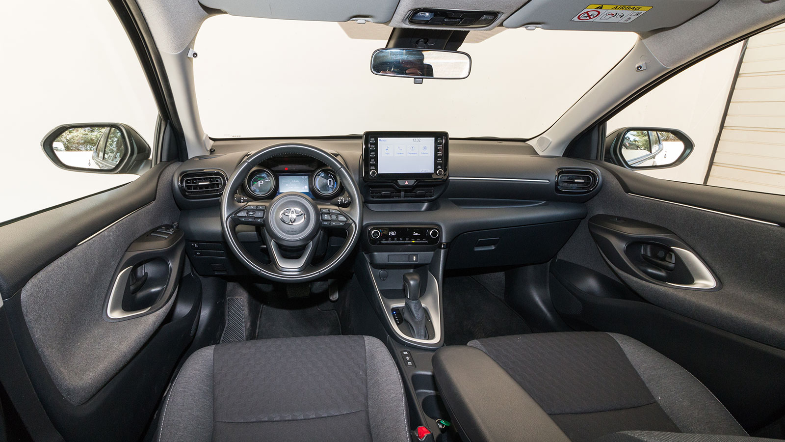 Honda Jazz VS Toyota Yaris. Ποιο ξεχωρίζει σε εξοπλισμό ασφάλειας και άνεσης.