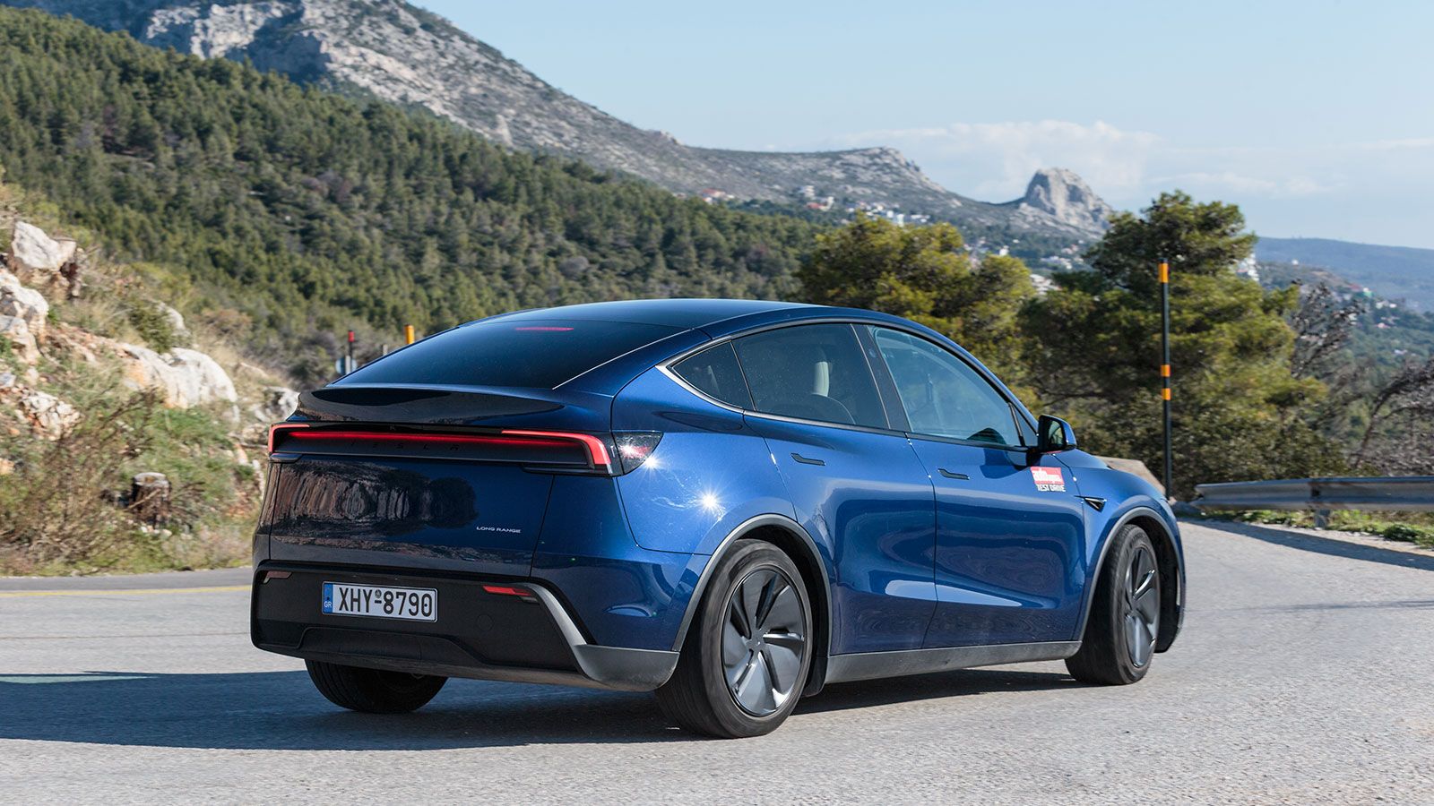 Ελαφρώς μακρύτερο, για να προσφέρει περισσότερο χώρο για τους επιβάτες και τις αποσκευές.