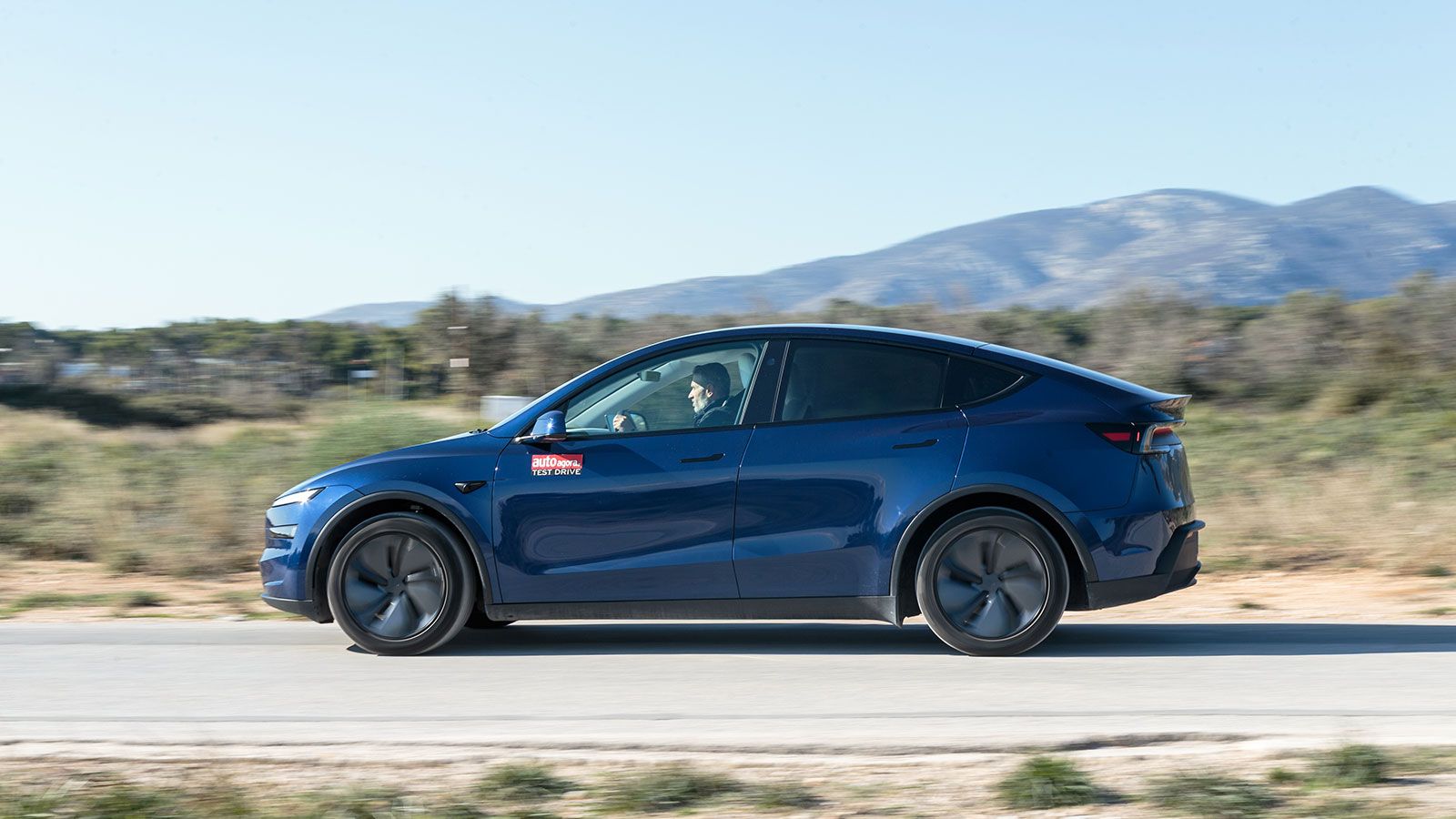  Το προφίλ του διατηρεί την κυρτή, κουπέ γραμμή οροφής.