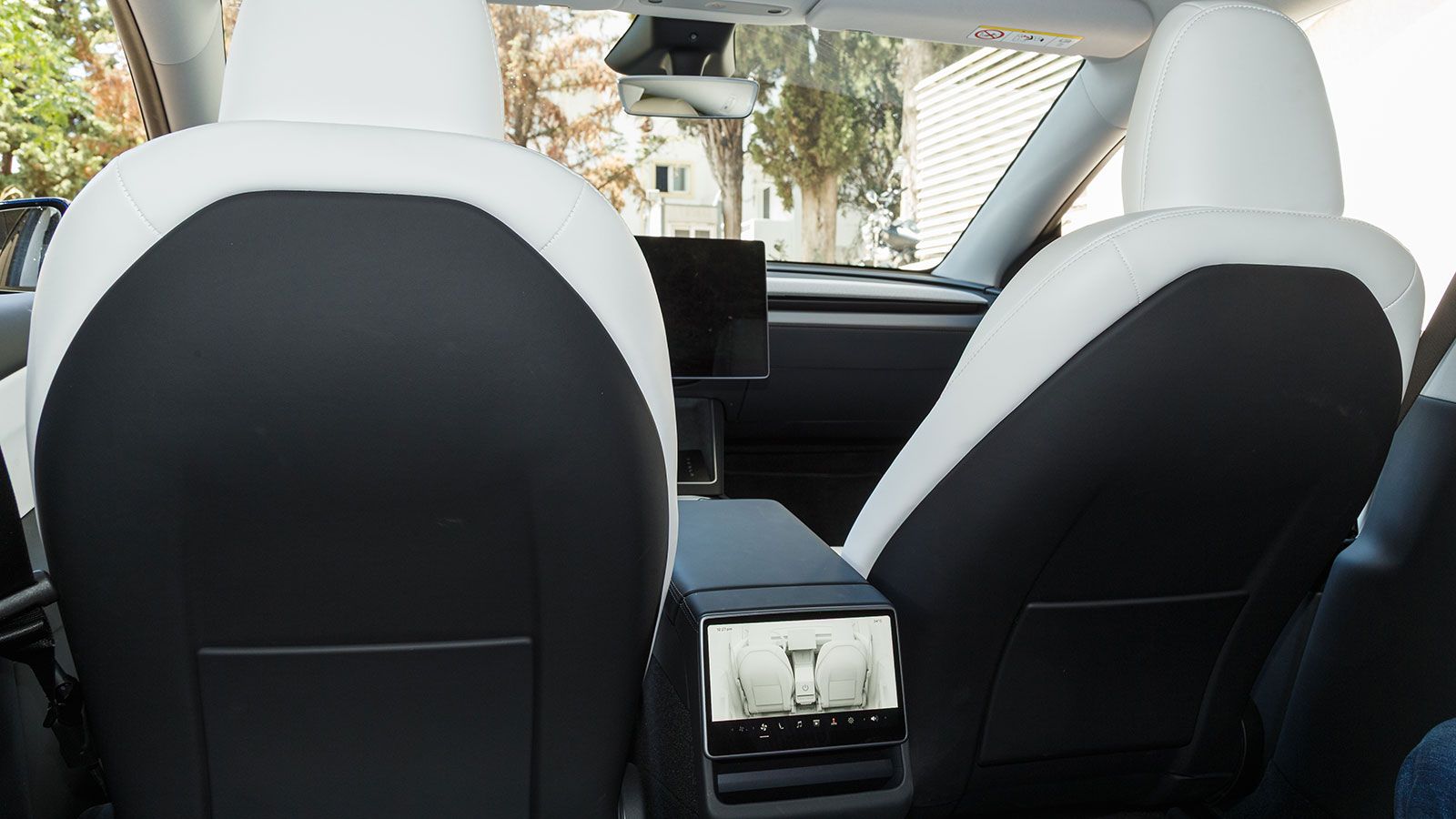 Πλέον συναντάμε μια δεύτερη οθόνη 8” για τους πίσω επιβάτες.