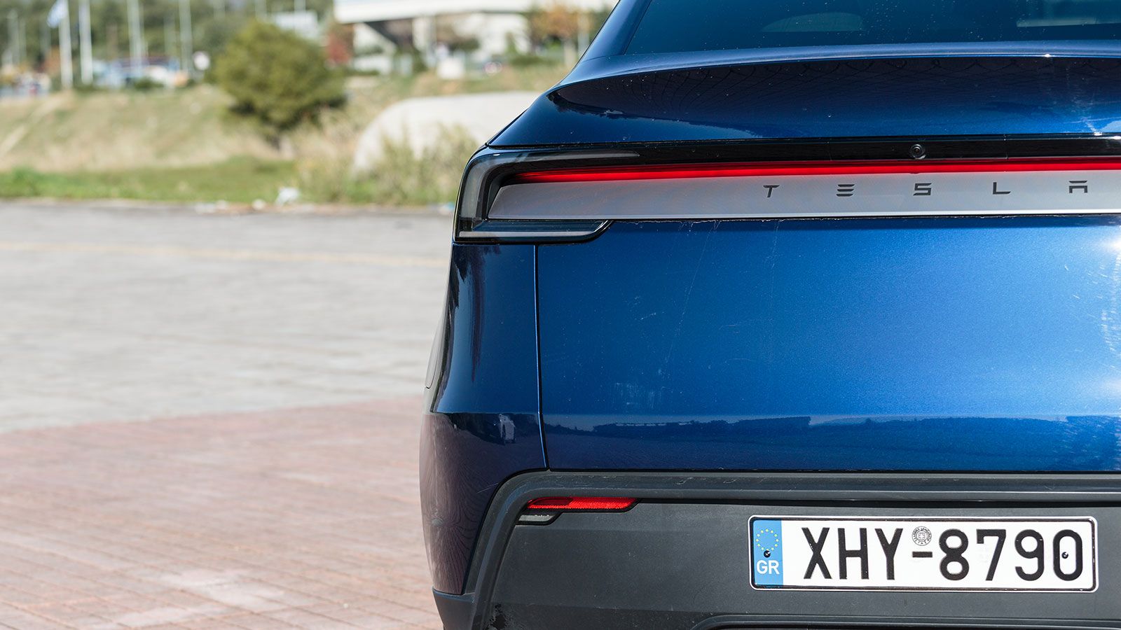 Στο πίσω μέρος ξεχωρίζει η ενιαία φωτεινή μπάρα LED, που έρχεται να αντικαταστήσει τα ξεχωριστά πίσω φώτα.