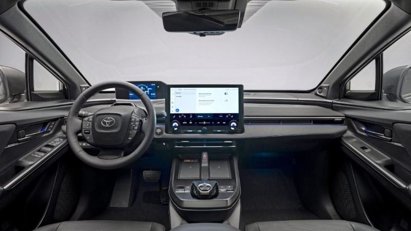 Η οθόνη των 14 ιντσών κυριαρχεί στην καμπίνα του ανανεωμένου Toyota bZ4X