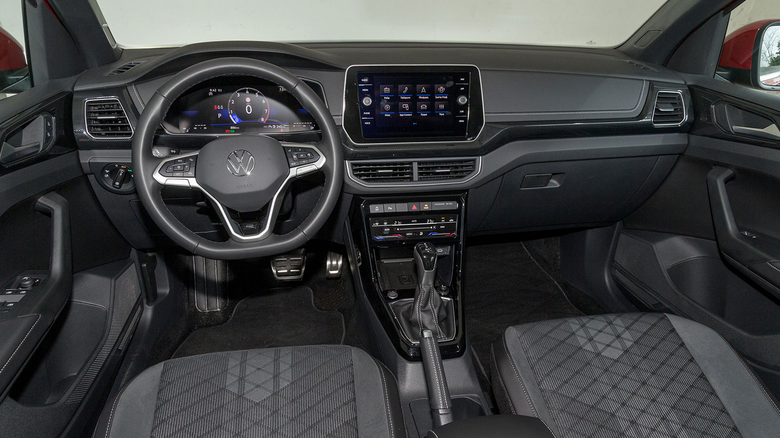 Volkswagen T-cross. Πόσο καλό είναι σε εξοπλισμό άνεσης και ασφάλειας.