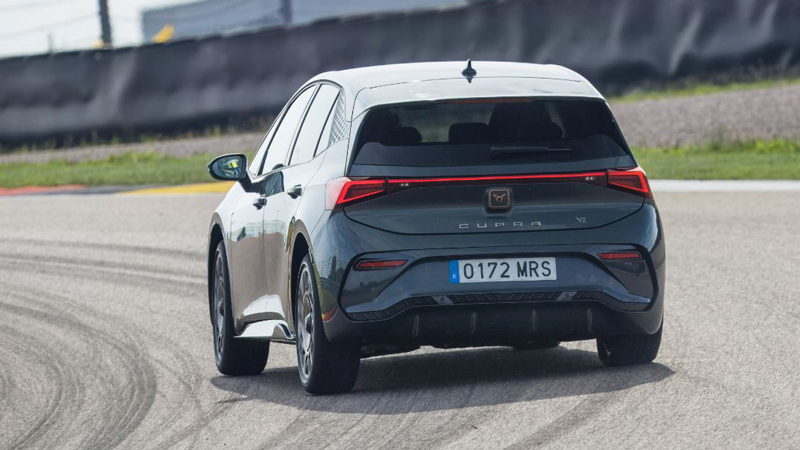 CUPRA Born VZ: Οδηγούμε το νέο ηλεκτρικό «πυραυλάκι» στην πίστα