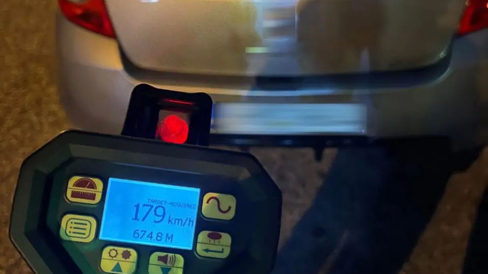 Χειροπέδες σε 2 οδηγούς που έτρεχαν με 179 και 216 χλμ./ώρα