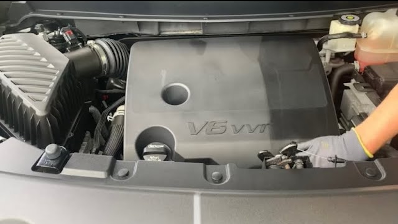 Γιατί κάτω από το καπό του αυτοκινήτου είναι όλα πλαστικά;