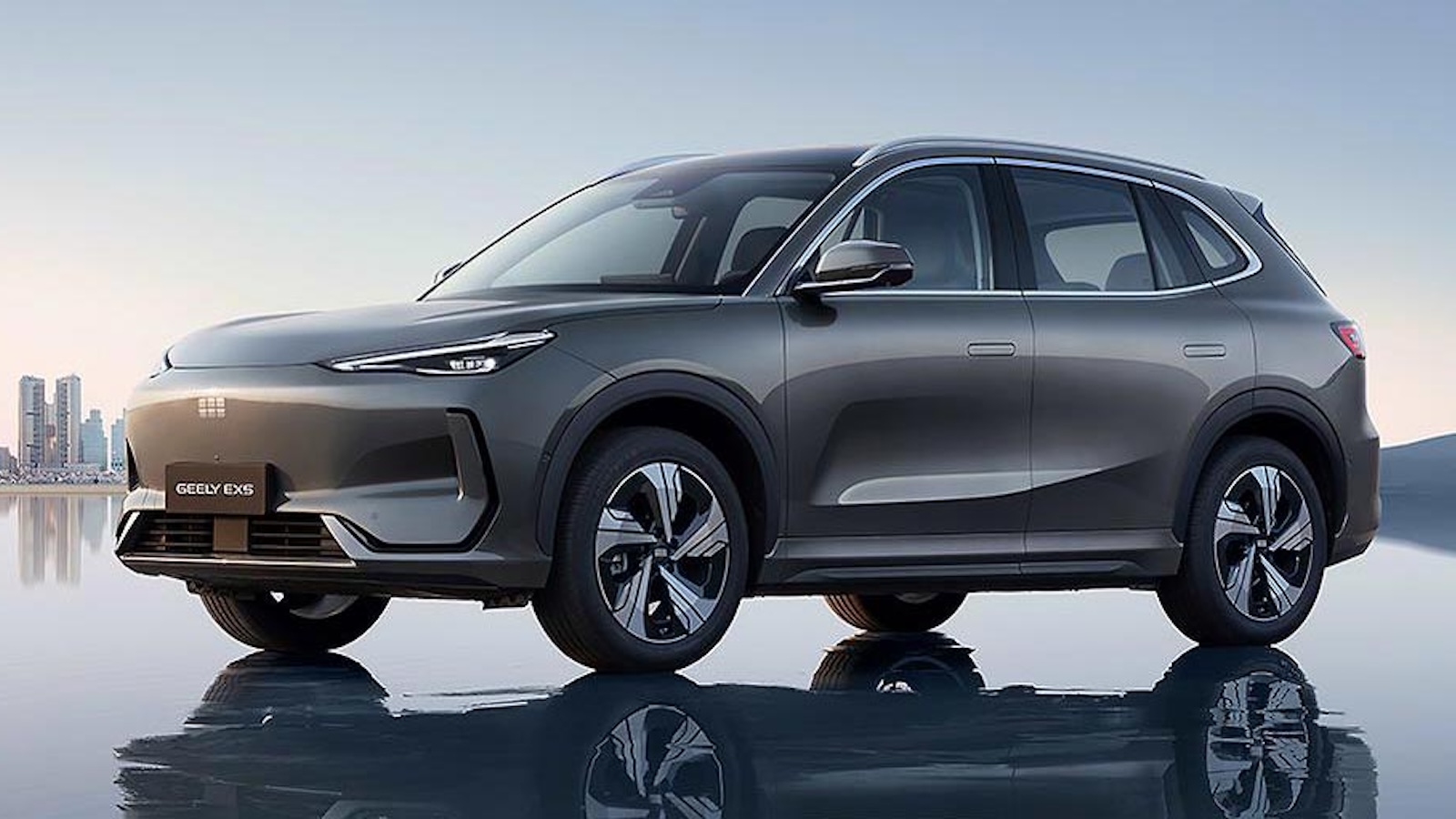 Geely στην Ευρώπη: Κατευθείαν «στα βαθιά» με 15 νέα μοντέλα και δίκτυο 1.000 αντιπροσωπειών