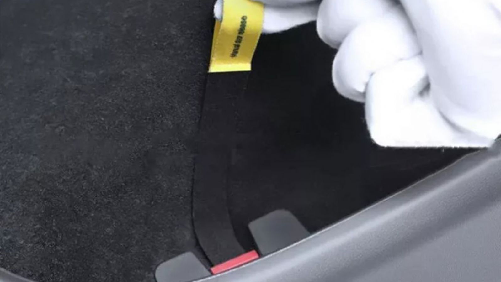 Κάτοχοι Tesla εγκαθιστούν kits χειροκίνητου ανοίγματος πόρτας