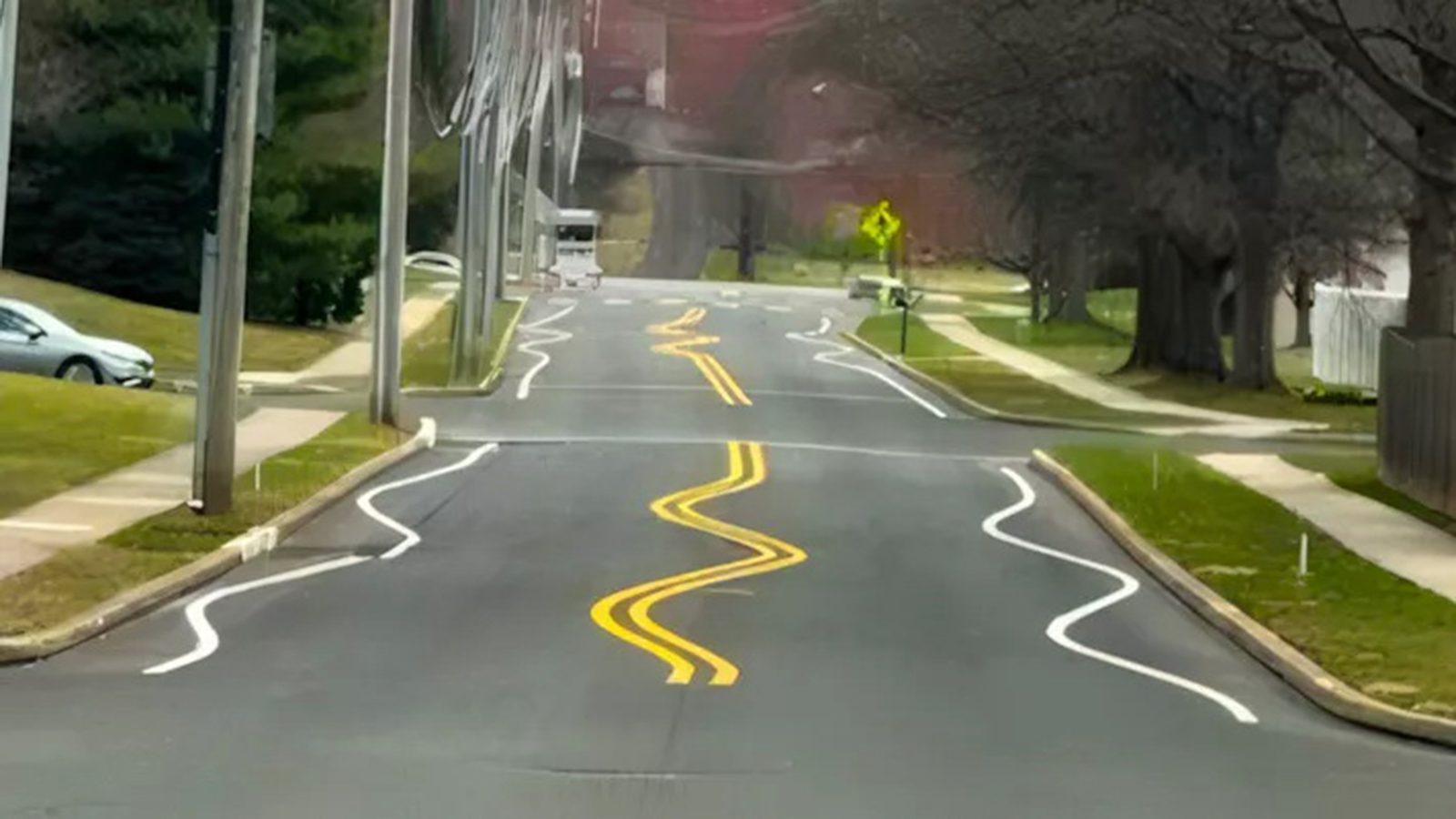 Δρόμος απέκτησε κυματιστή διαγράμμιση για να επιβραδύνουν οι οδηγοί!