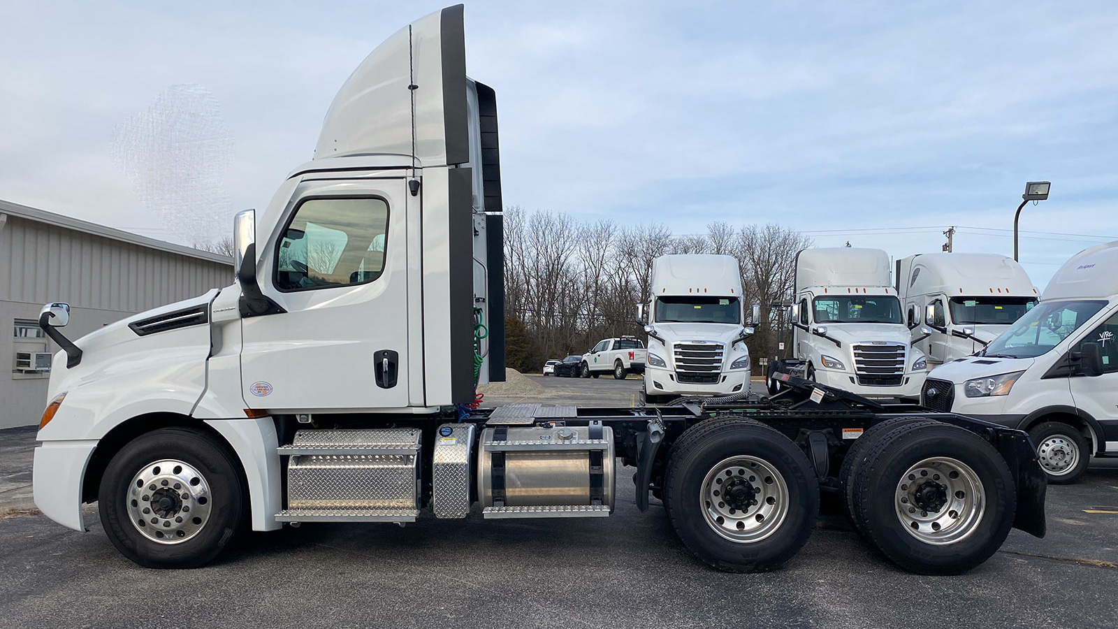 Νταλίκες με 2 πίσω ρόδες και η μία στον... αέρα! Γιατί;