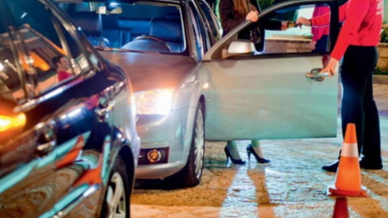 ΕΛ.ΑΣ.: Χειροπέδες σε παρκαδόρους μαγαζιών της παραλιακής 