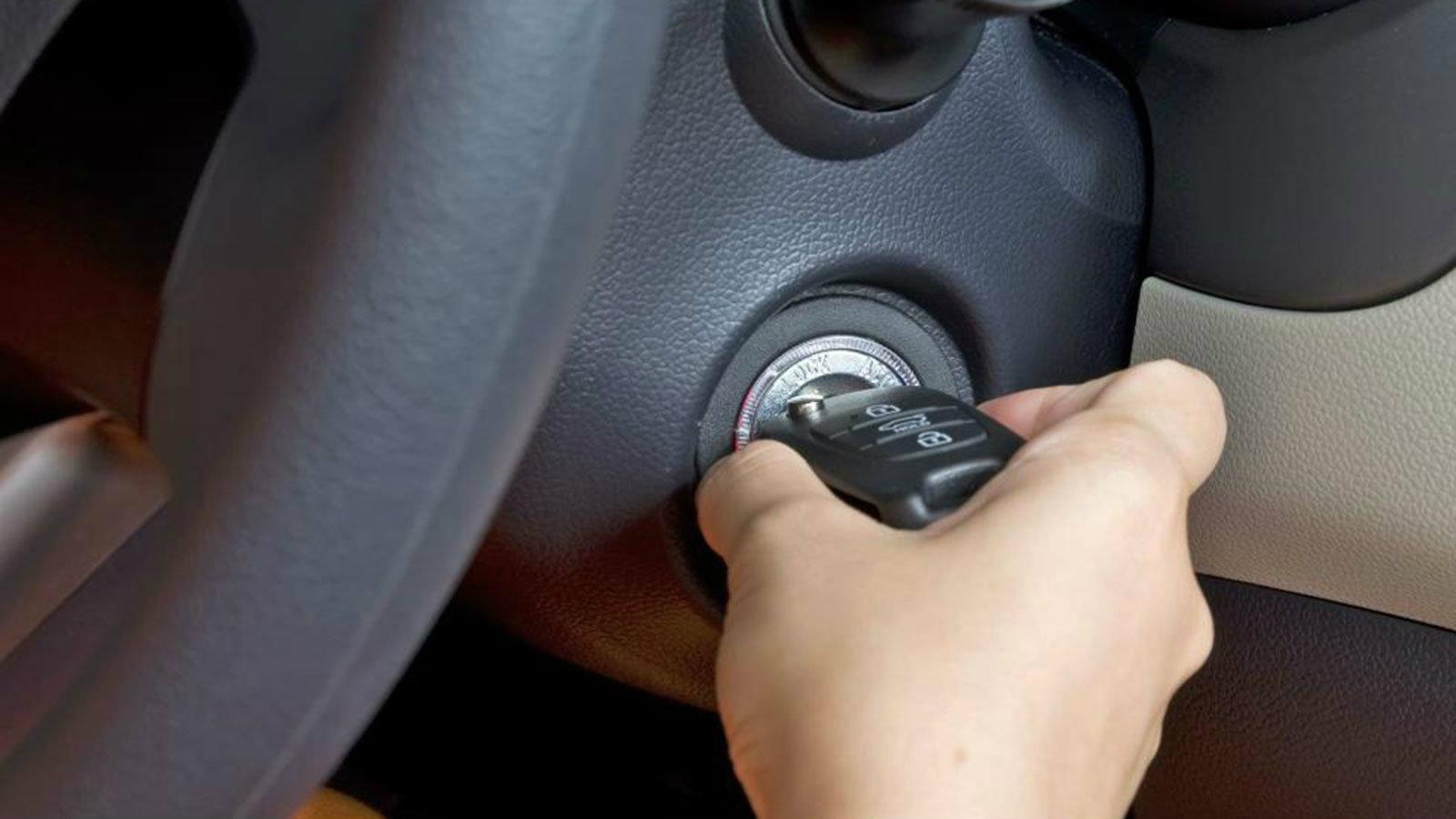 Γιατί πρέπει να περιμένεις να σβήσουν τα λαμπάκια πριν βάλεις μπροστά;