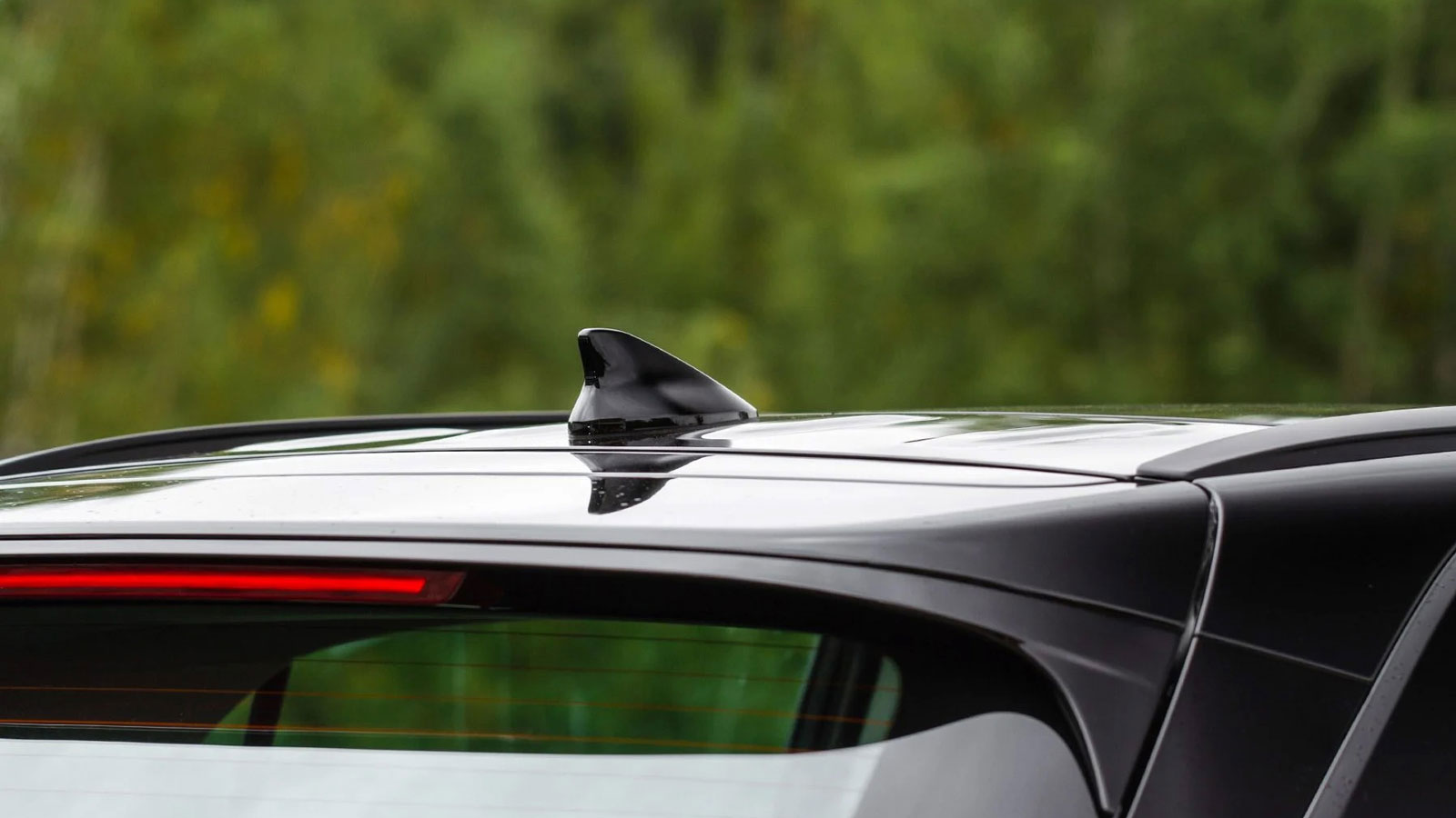 Το αυτοκίνητο έχει... καρχαρία στην οροφή του - Ξέρεις πού χρησιμεύει;