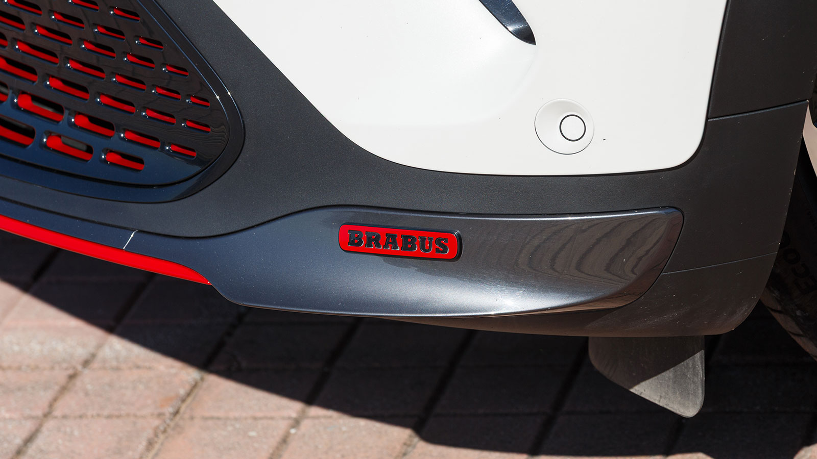 Tα διακριτικά λογότυπα φανερώνουν πως δεν έχουμε να κάνουμε με ένα συνηθισμένο #3.