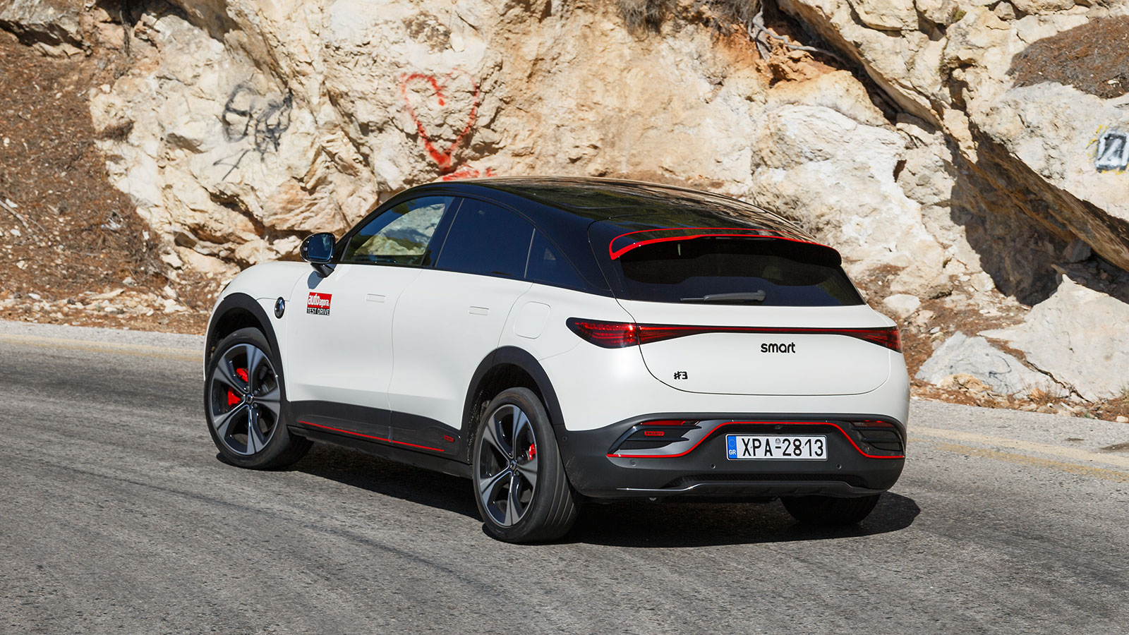 Μπροστά αλλά και πίσω φώτα ενώνονται με φωτεινή λωρίδα.