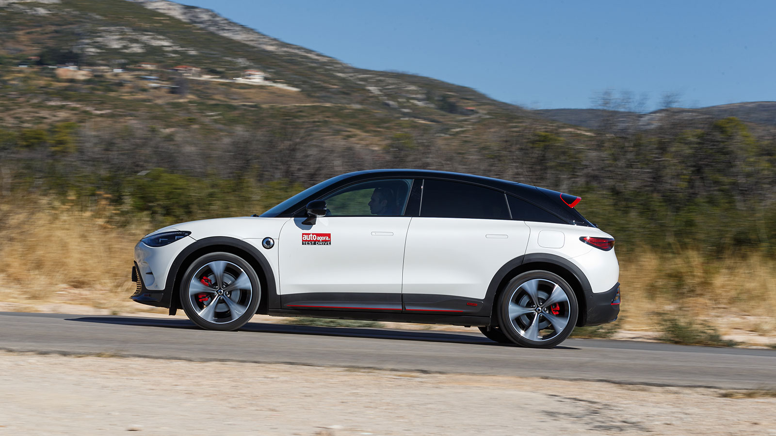 Μοιάζει περισσότερο με σπορ κατασκευή παρά σαν ένα απλό ηλεκτρικό καθημερινό μέσο.