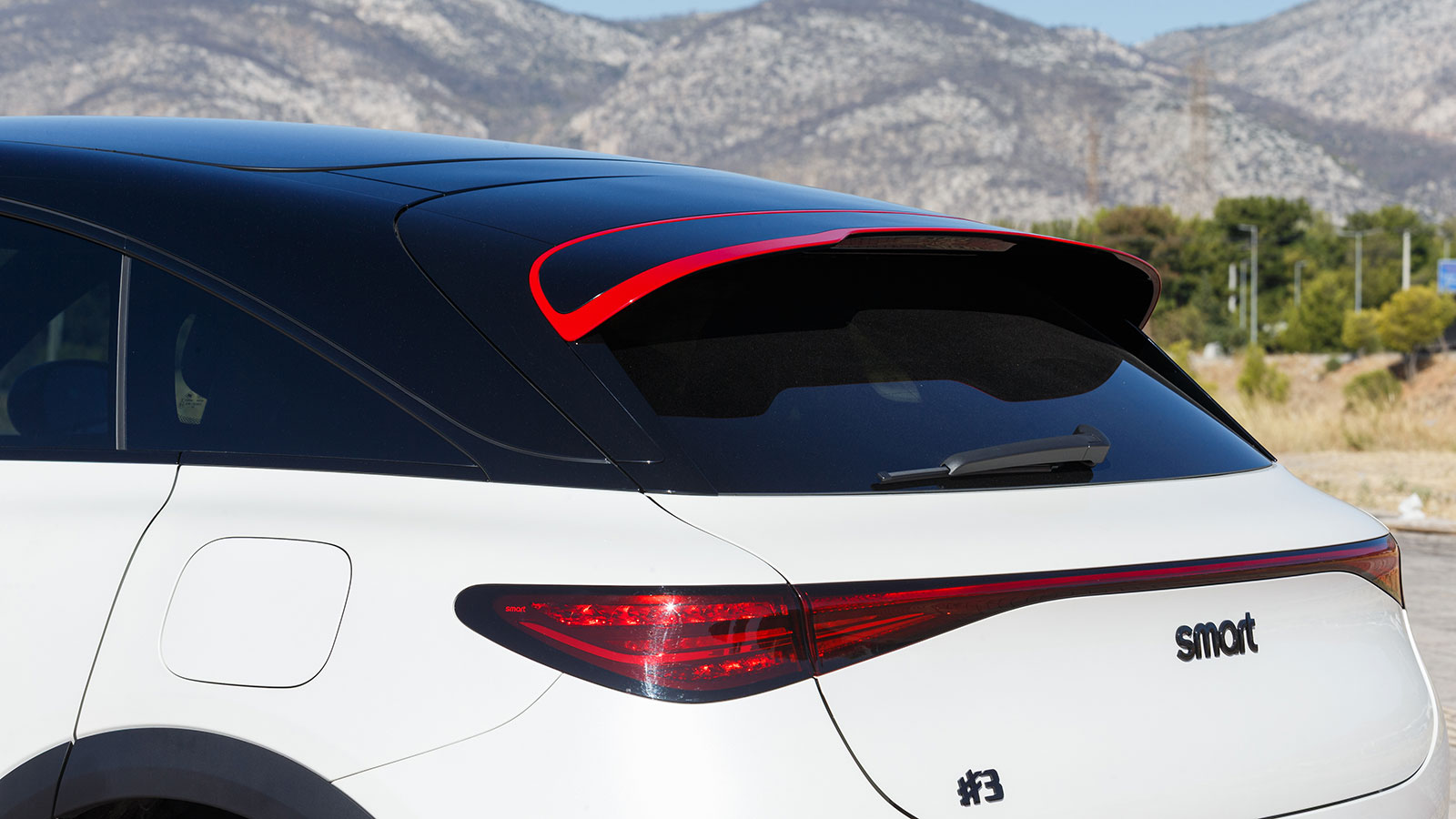  Το κεκλιμένο οπίσθιο παρμπρίζ τονίζει τον coupe χαρακτήρα.