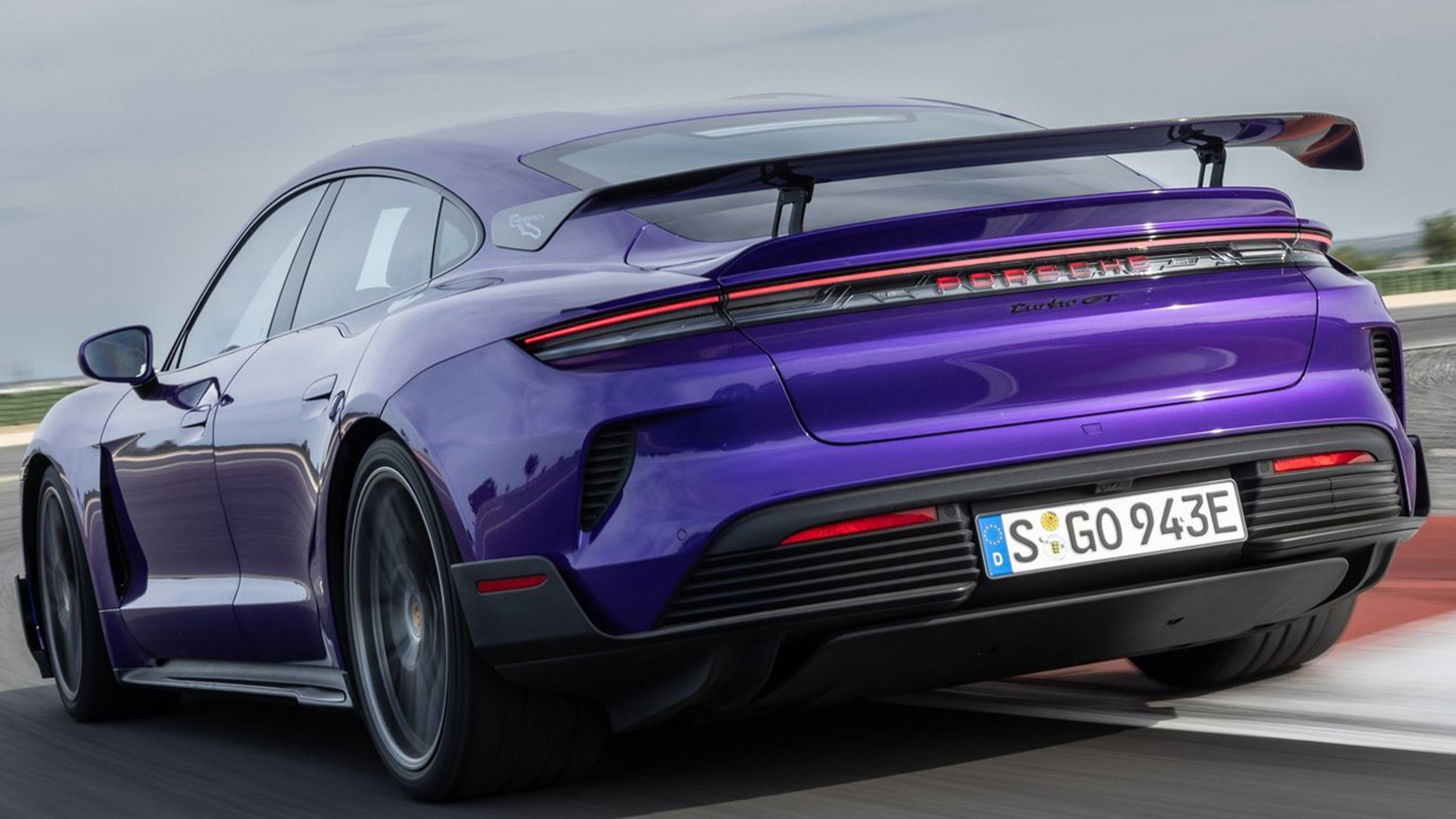 Η Porsche φρενάρει τα ηλεκτρικά και «γκαζώνει» για βενζίνη & υβριδικά! 