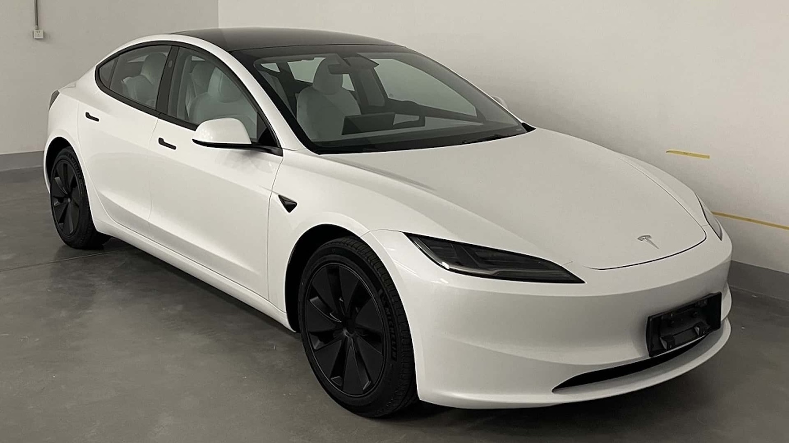 Tesla Model 3: Ο μοχλός φλας επιστρέφει μετά τις αντιδράσεις των οδηγών