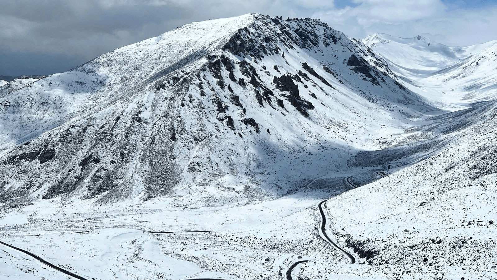 Σχεδόν 6.000 μέτρα: Ο υψηλότερος ασφάλτινος δρόμος του κόσμου