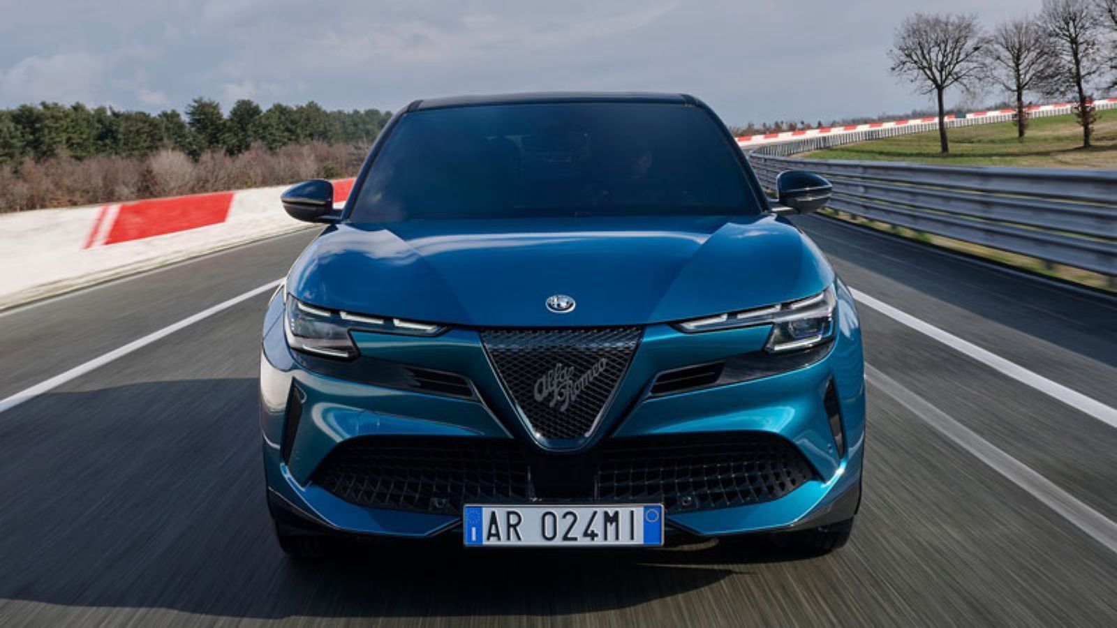 Η Alfa Romeo Junior Ibrida από το εμπρός μέρος