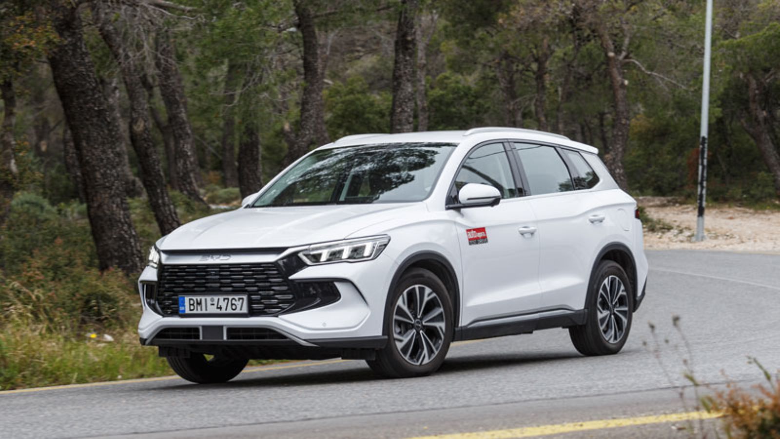 Το BYD Sealion σε στροφή, από την εμπρός αριστερή πλευρά