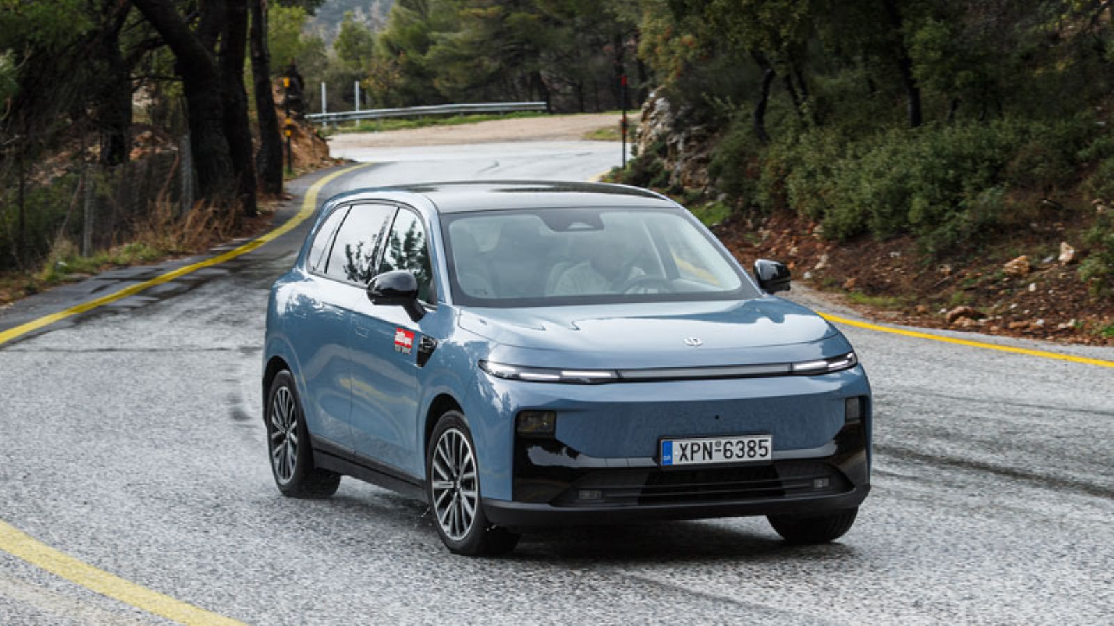 Το Leapmotor B10 Pro Max σε στροφή, από εμπρός