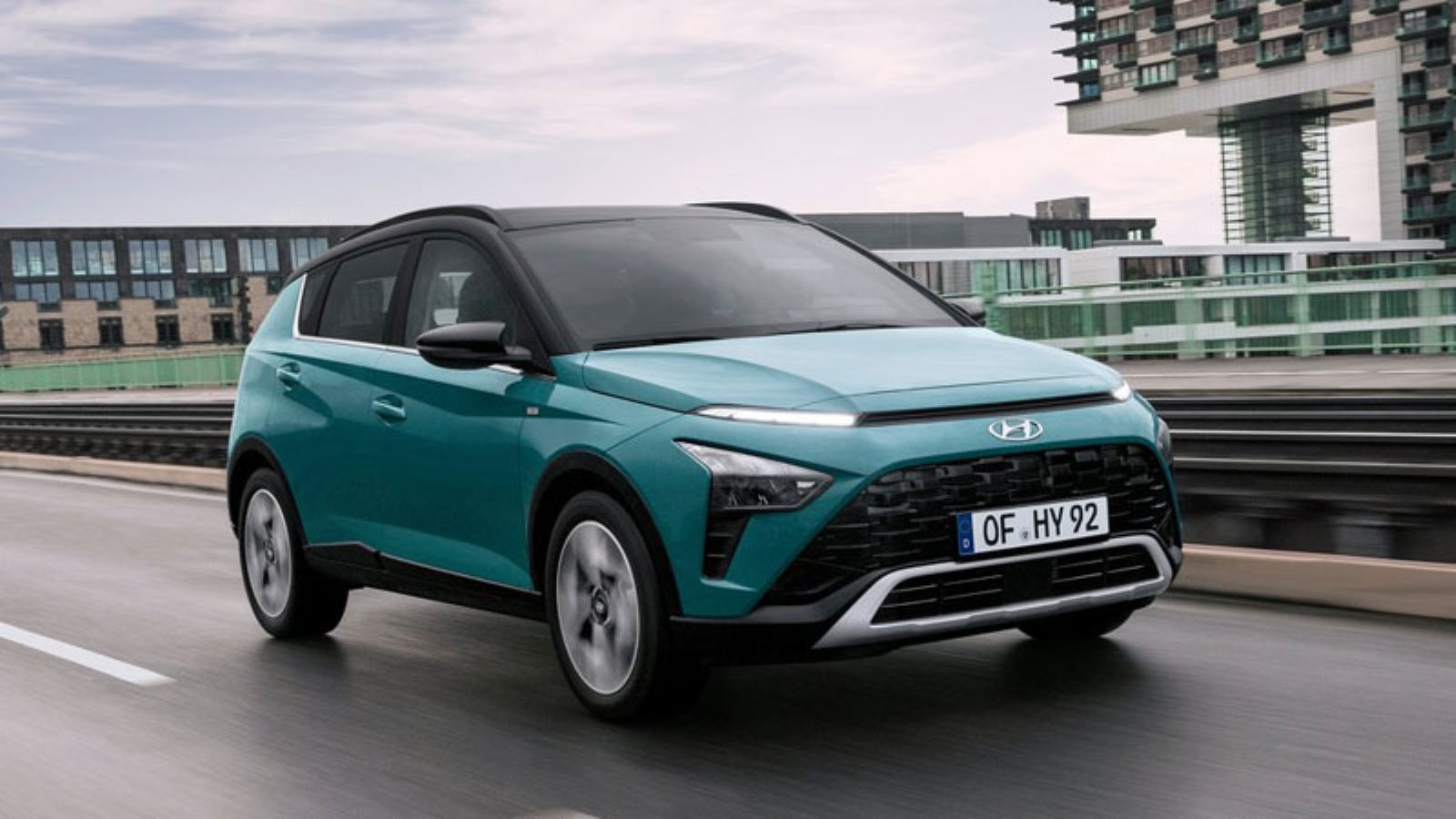 Το Hyundai Bayon εν κινήσει, από την εμπρός δεξιά γωνία