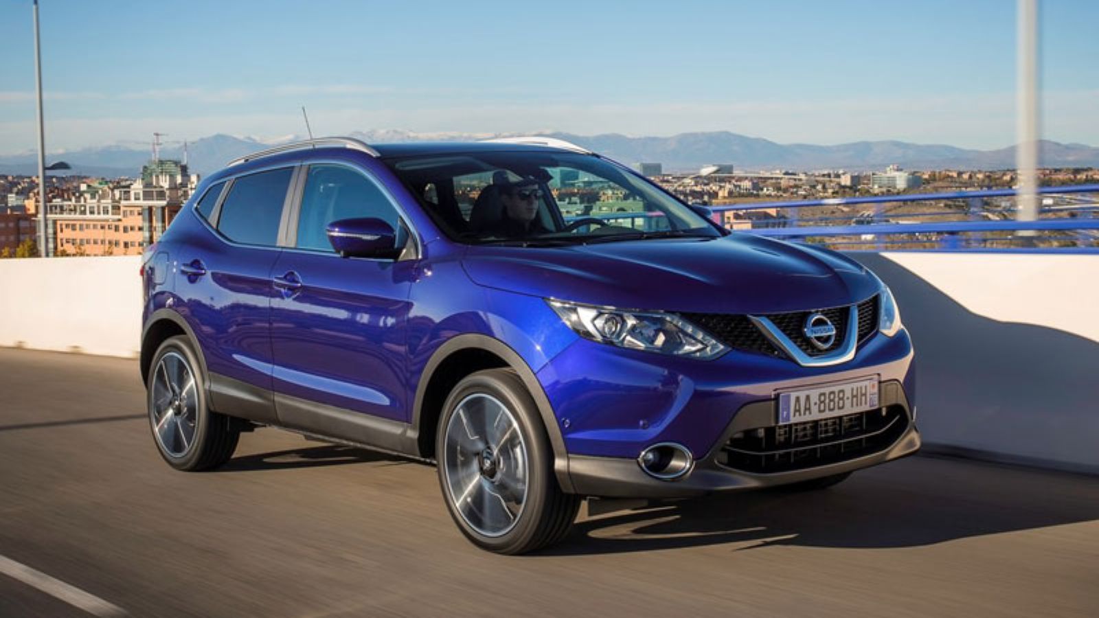 Το Nissan Qashqai εν κινήσει από εμπρός, δεξιά γωνία