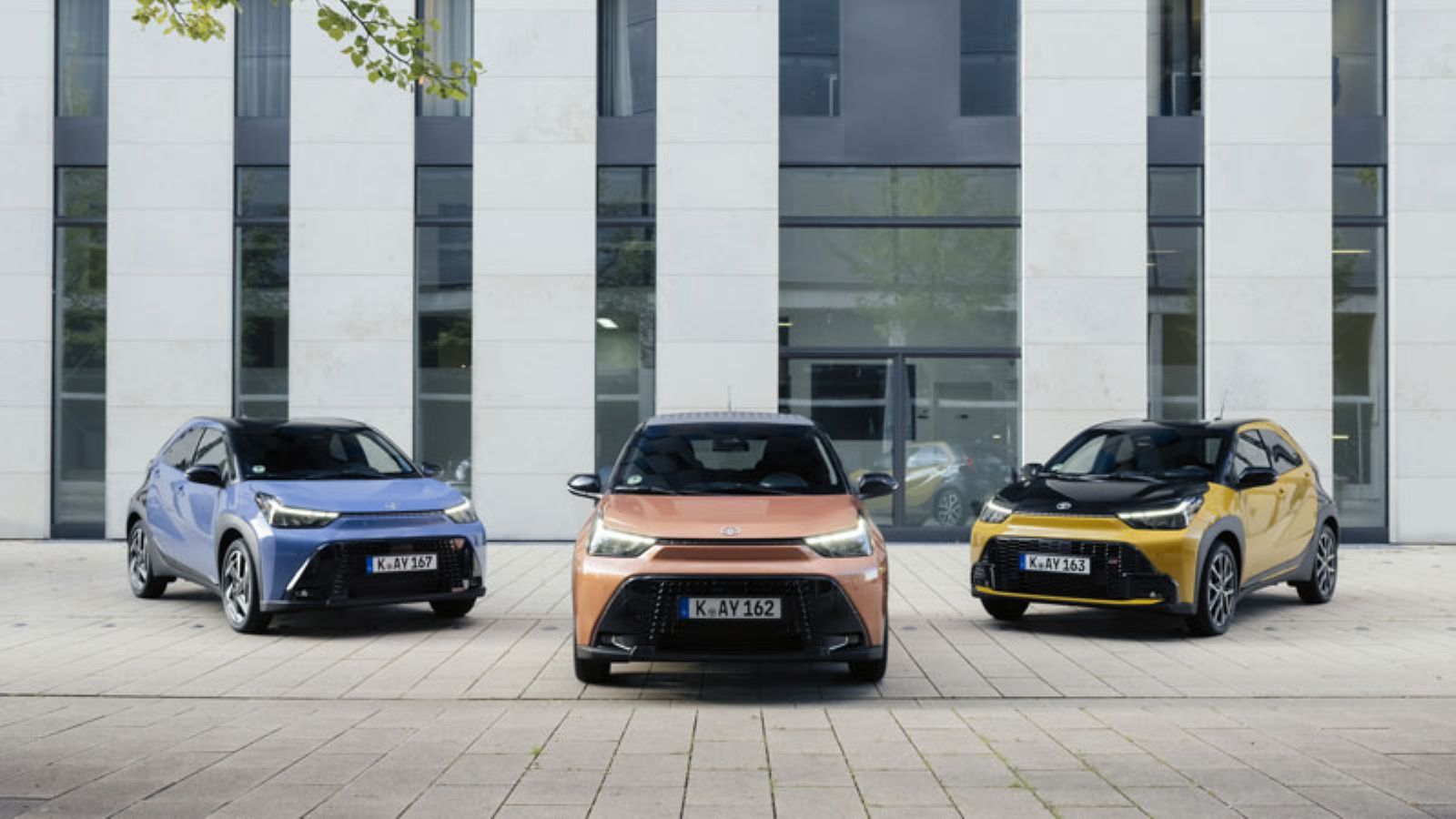 3 Toyota Aygo X Hybrid δίπλα-δίπλα, από το εμπρός μέρος