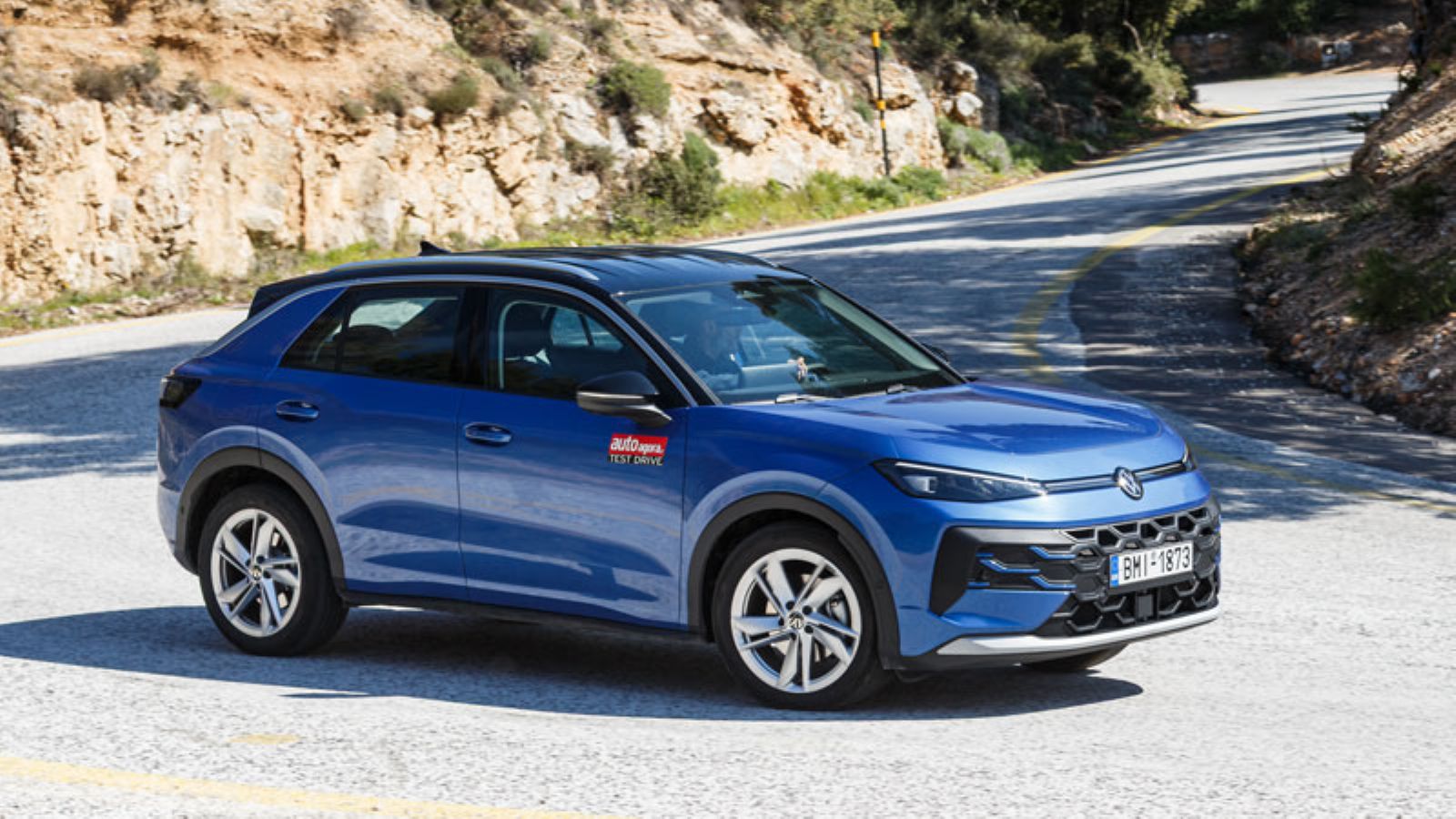 Το VW T-Roc από το εμπρός δεξιά μέρος, σε στροφή