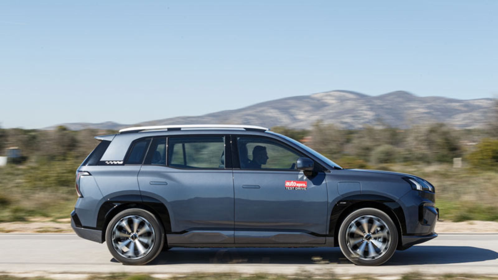 Το AION V εν κινήσει, από τη δεξιά πλευρά